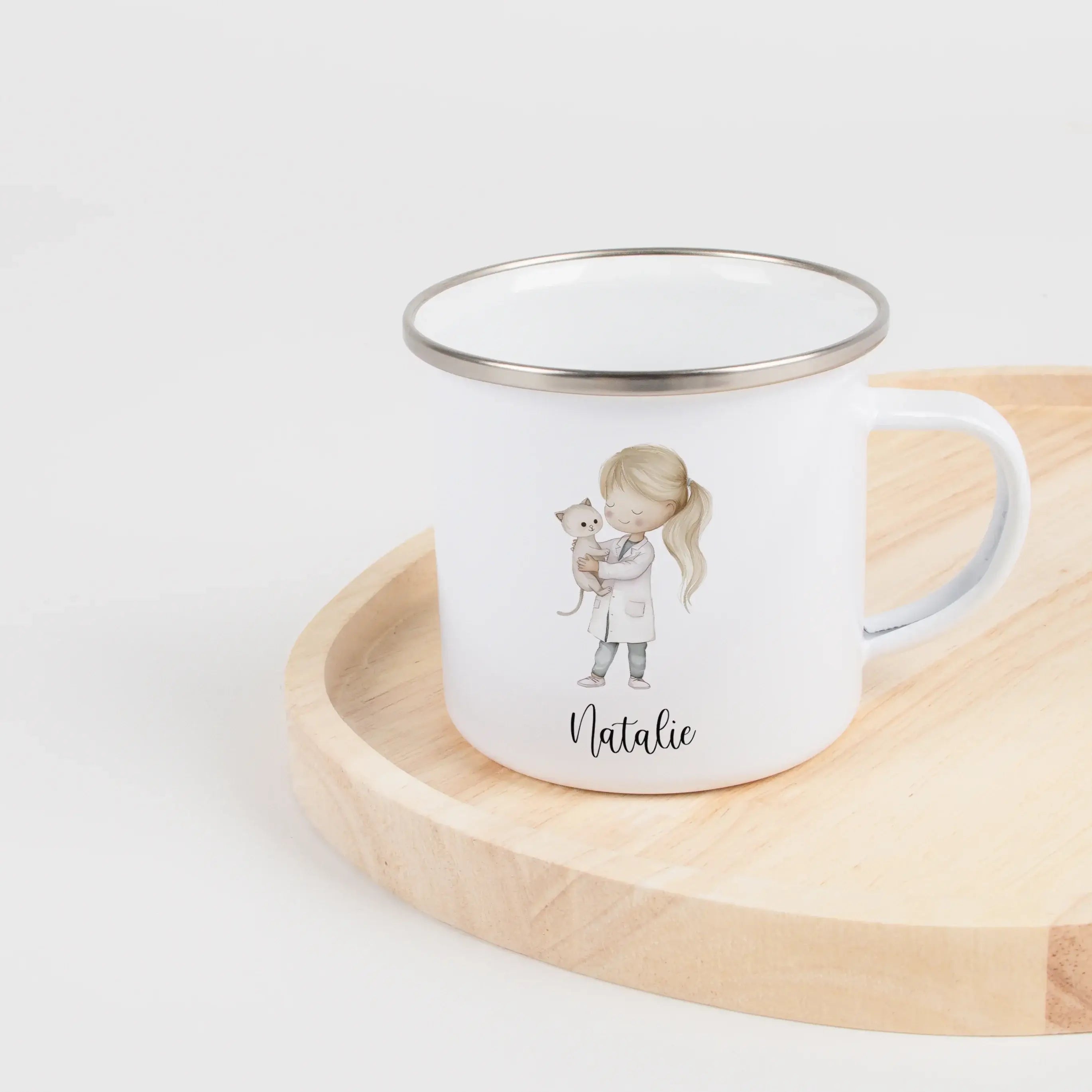 Emaille Tasse Tierärztin-Emaille Tasse-famprints-Die Emaille Tasse Tierärztin von famprints ist genau das Richtige, wenn du ein persönliches Geschenk suchst, das im Alltag wirklich genutzt wird. Ob für kleine Tierfreundinnen, angehende Tierärztinnen oder