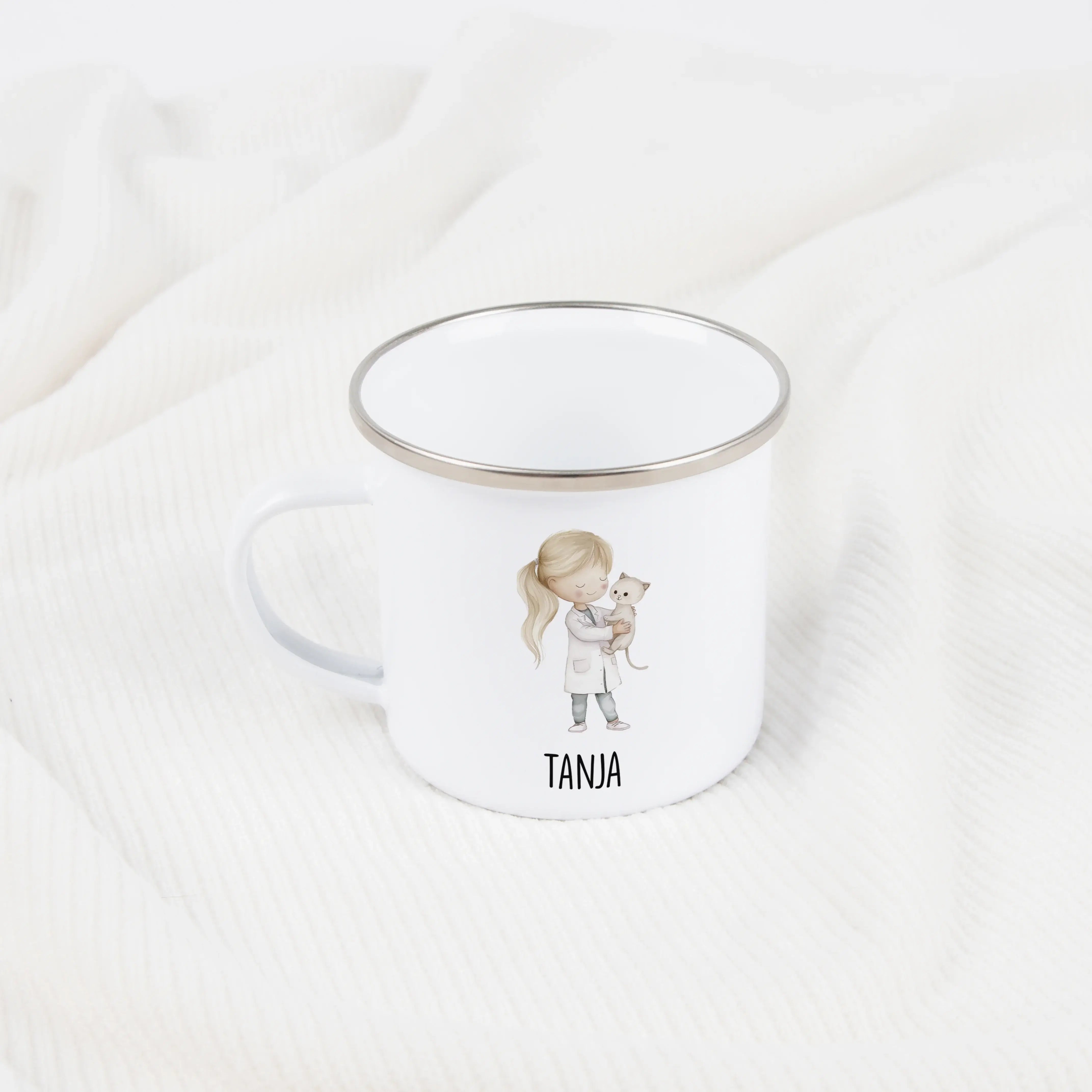Emaille Tasse Tierärztin-Emaille Tasse-famprints-Die Emaille Tasse Tierärztin von famprints ist genau das Richtige, wenn du ein persönliches Geschenk suchst, das im Alltag wirklich genutzt wird. Ob für kleine Tierfreundinnen, angehende Tierärztinnen oder
