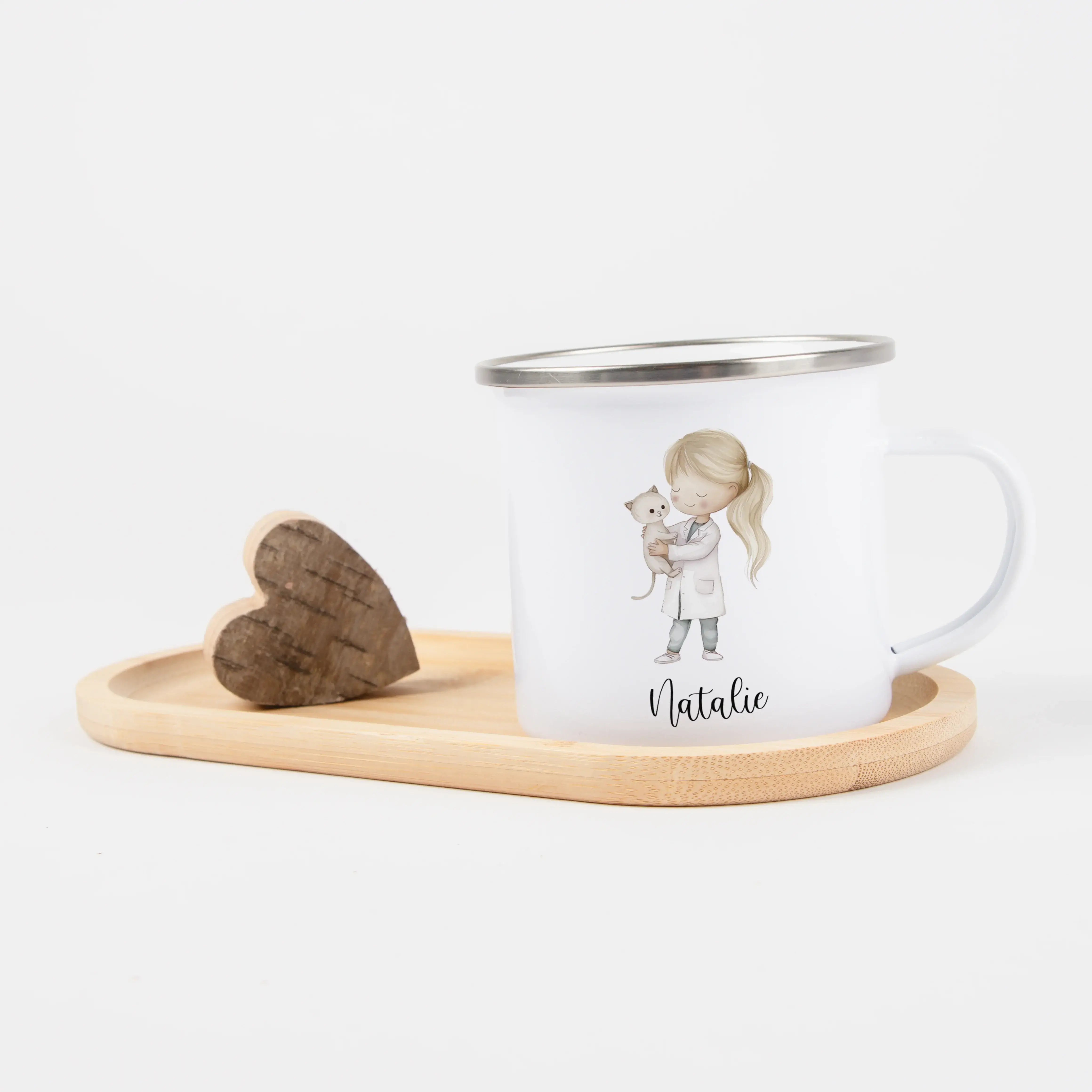 Emaille Tasse Tierärztin-Emaille Tasse-famprints-Die Emaille Tasse Tierärztin von famprints ist genau das Richtige, wenn du ein persönliches Geschenk suchst, das im Alltag wirklich genutzt wird. Ob für kleine Tierfreundinnen, angehende Tierärztinnen oder