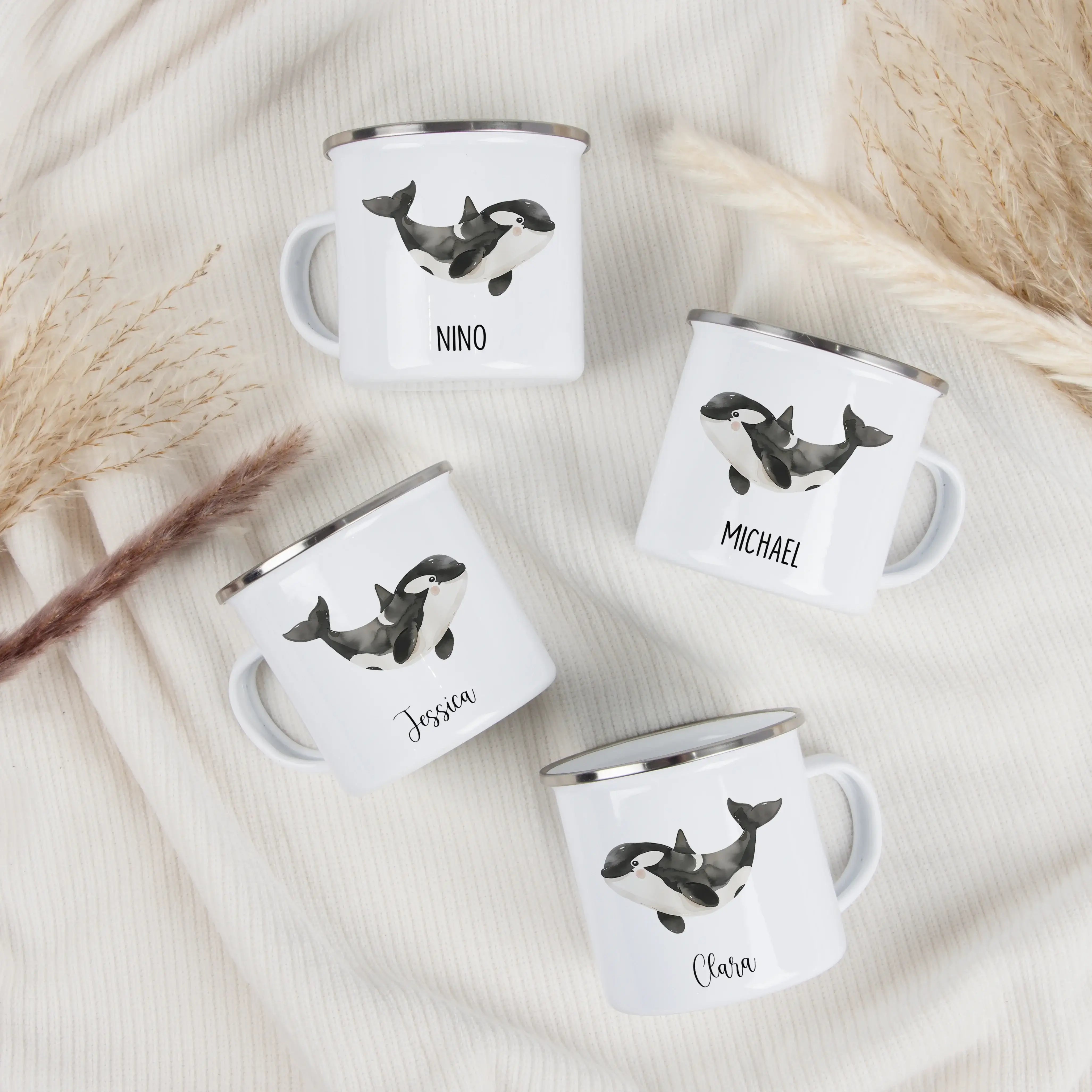 Emaille Tasse Orca-Emaille Tasse-famprints-Die Emaille Tasse Orca von famprints bringt kleinen Entdeckern ein Stück Meer in den Alltag. Der liebevoll illustrierte Orca in sanfter Aquarelloptik verwandelt jeden Schluck Kakao oder Saft in einen besonderen M