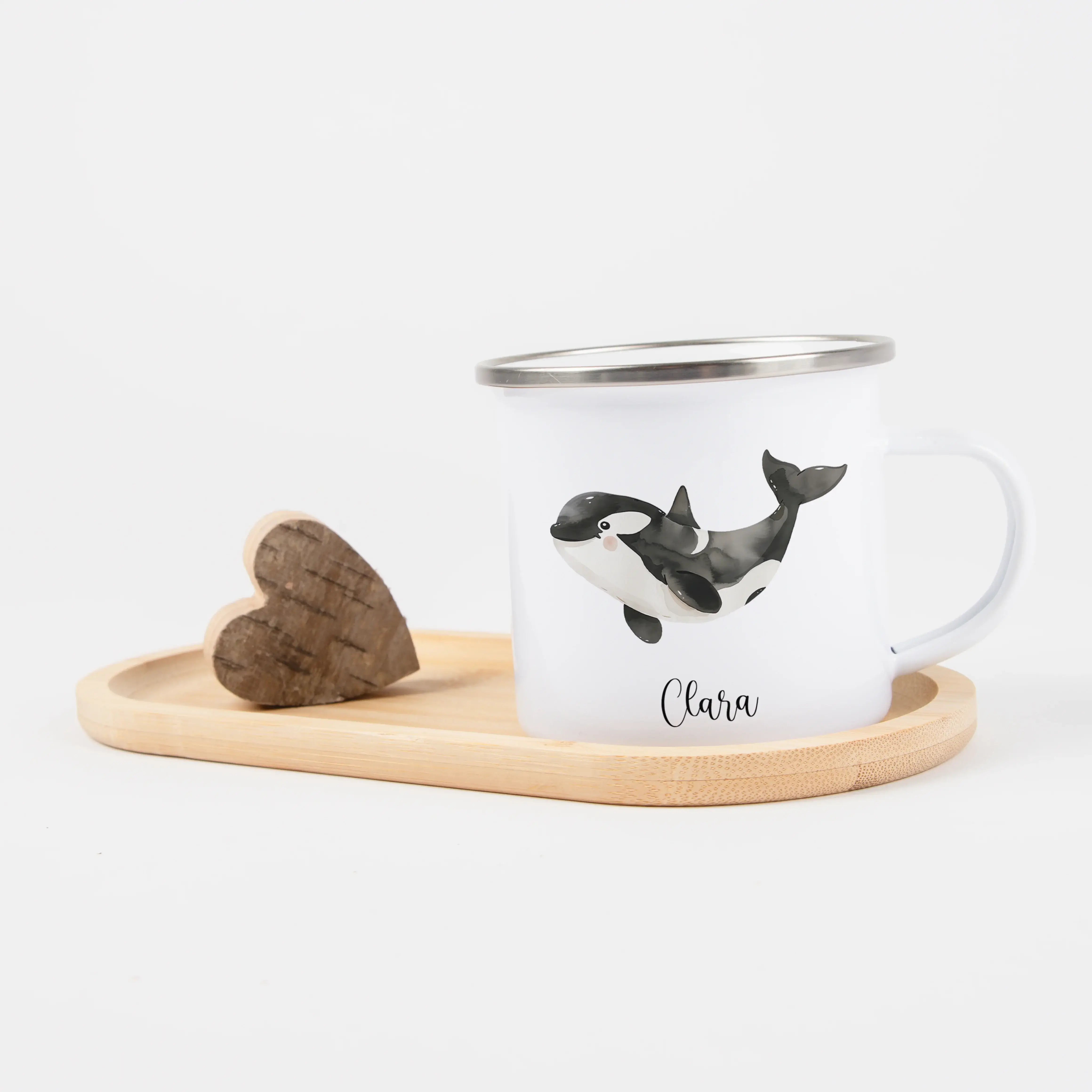 Emaille Tasse Orca-Emaille Tasse-famprints-Die Emaille Tasse Orca von famprints bringt kleinen Entdeckern ein Stück Meer in den Alltag. Der liebevoll illustrierte Orca in sanfter Aquarelloptik verwandelt jeden Schluck Kakao oder Saft in einen besonderen M
