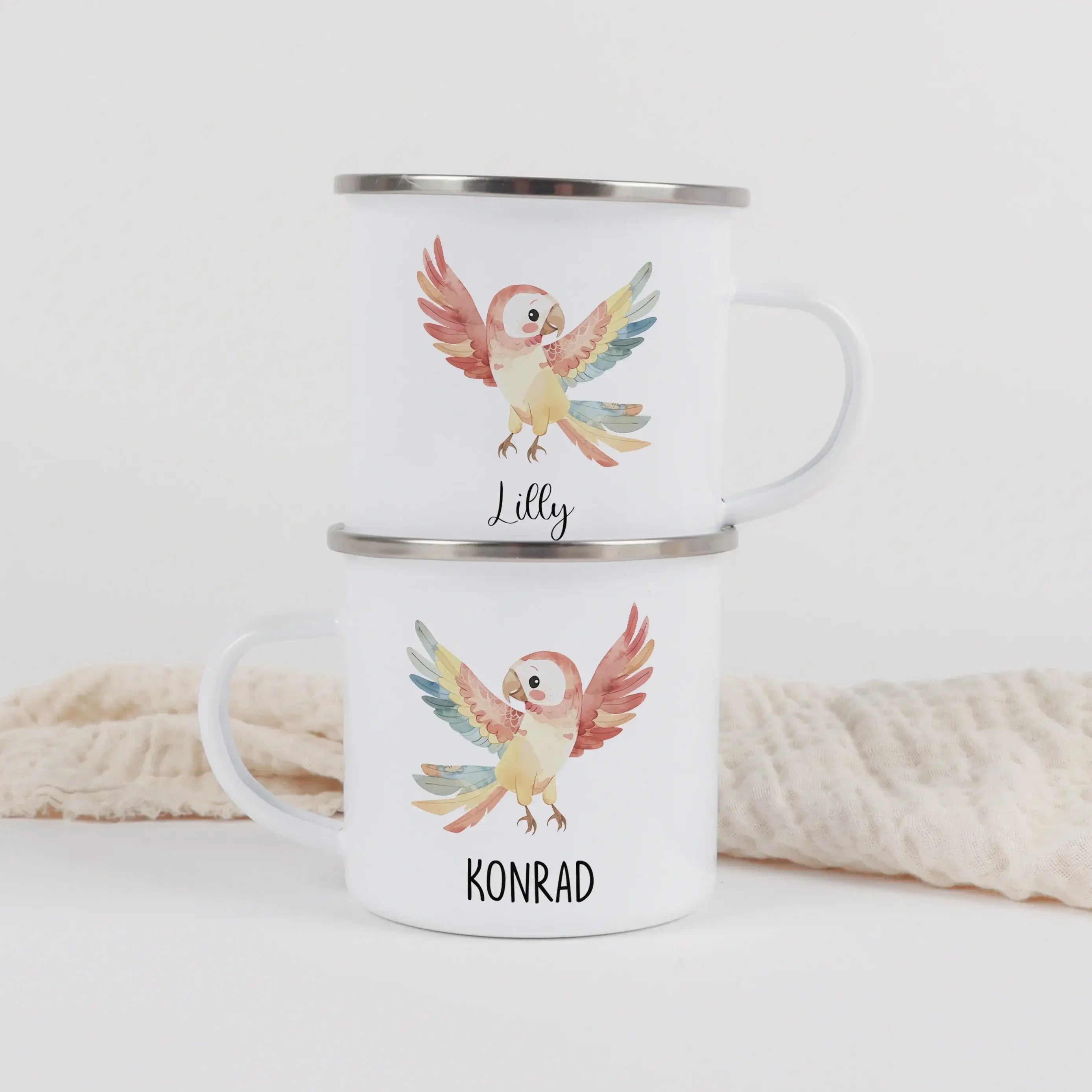 Emaille Tasse Papagei-Emaille Tasse-famprints-Die Emaille Tasse Papagei von famprints verbindet persönliches Design mit liebevoller Herstellung und wird so zu einem Geschenk, das Geschichten erzählt. Der farbenfrohe Papagei im Aquarellstil wirkt lebendig