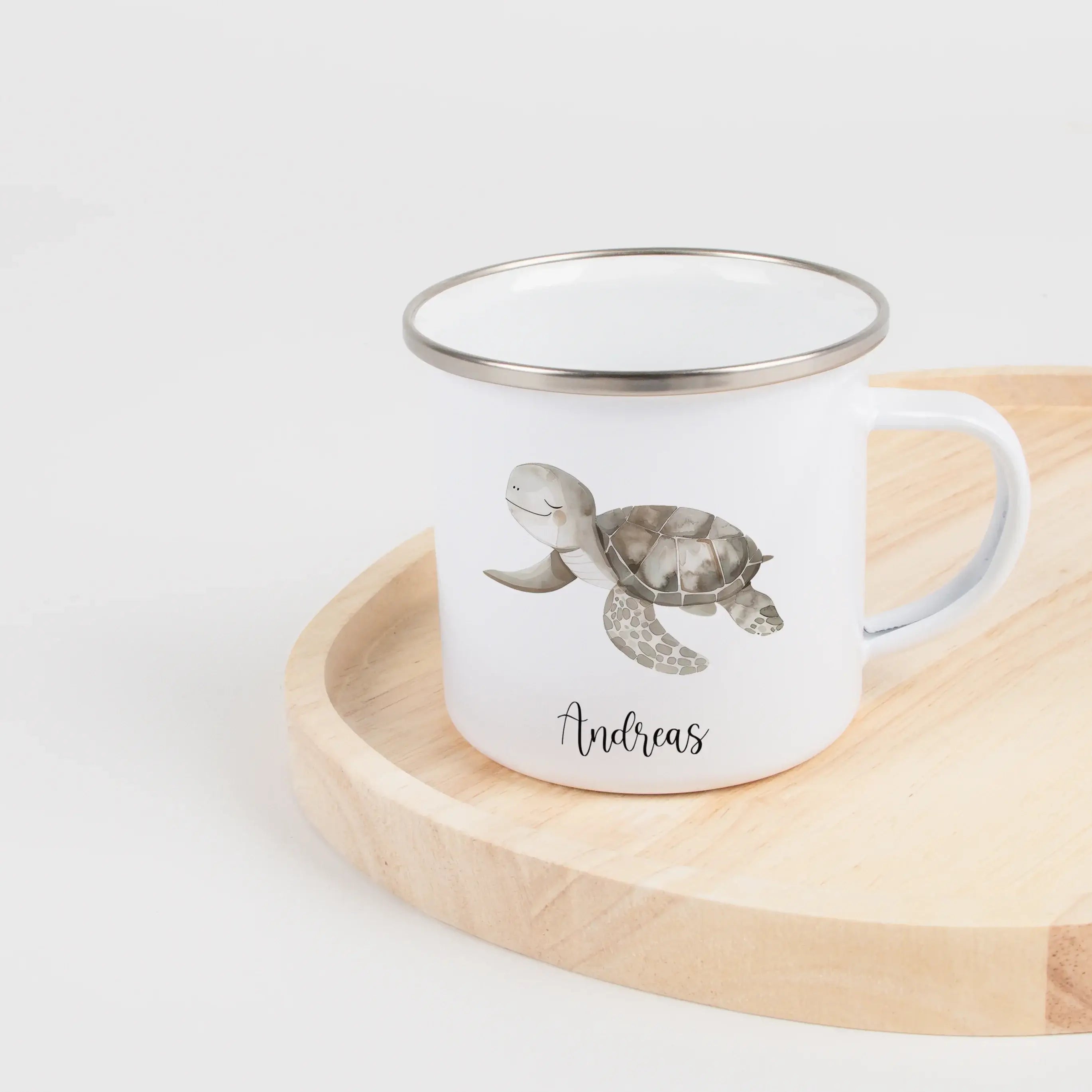 Emaille Tasse Schildkröte-Emaille Tasse-famprints-Die Emaille Tasse Schildkröte von famprints ist ein liebevolles Geschenk für Kinder, die ihre eigene kleine Welt gern mit einer persönlichen Note erleben. Das sanfte Schildkröten-Motiv im Wasserfarben Stil