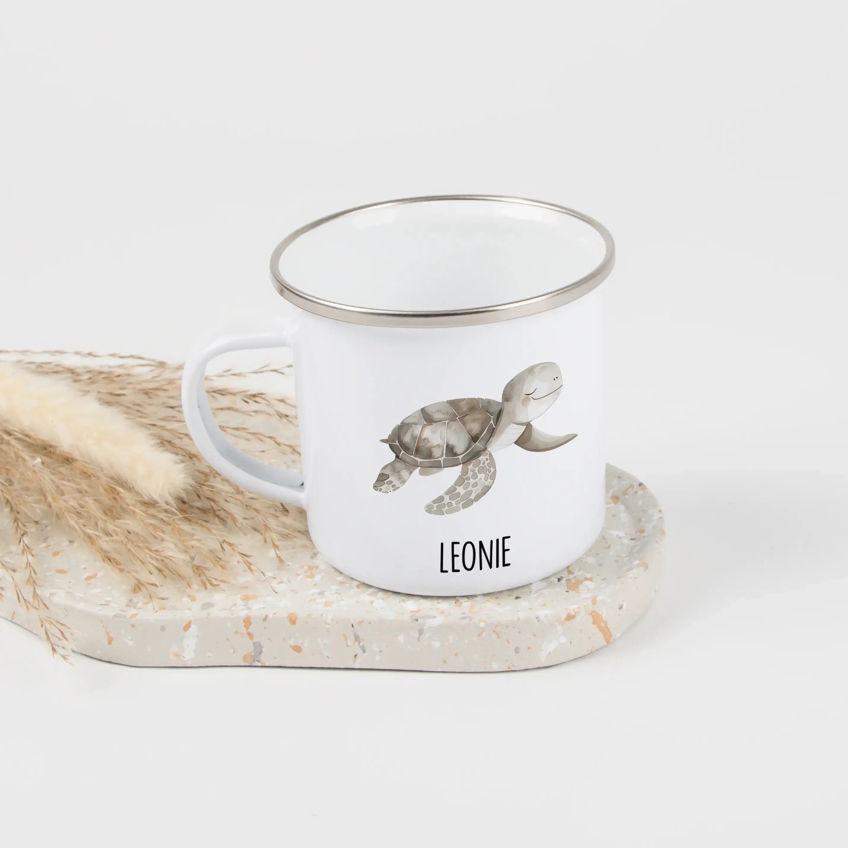 Emaille Tasse Schildkröte-Emaille Tasse-famprints-Die Emaille Tasse Schildkröte von famprints ist ein liebevolles Geschenk für Kinder, die ihre eigene kleine Welt gern mit einer persönlichen Note erleben. Das sanfte Schildkröten-Motiv im Wasserfarben Stil