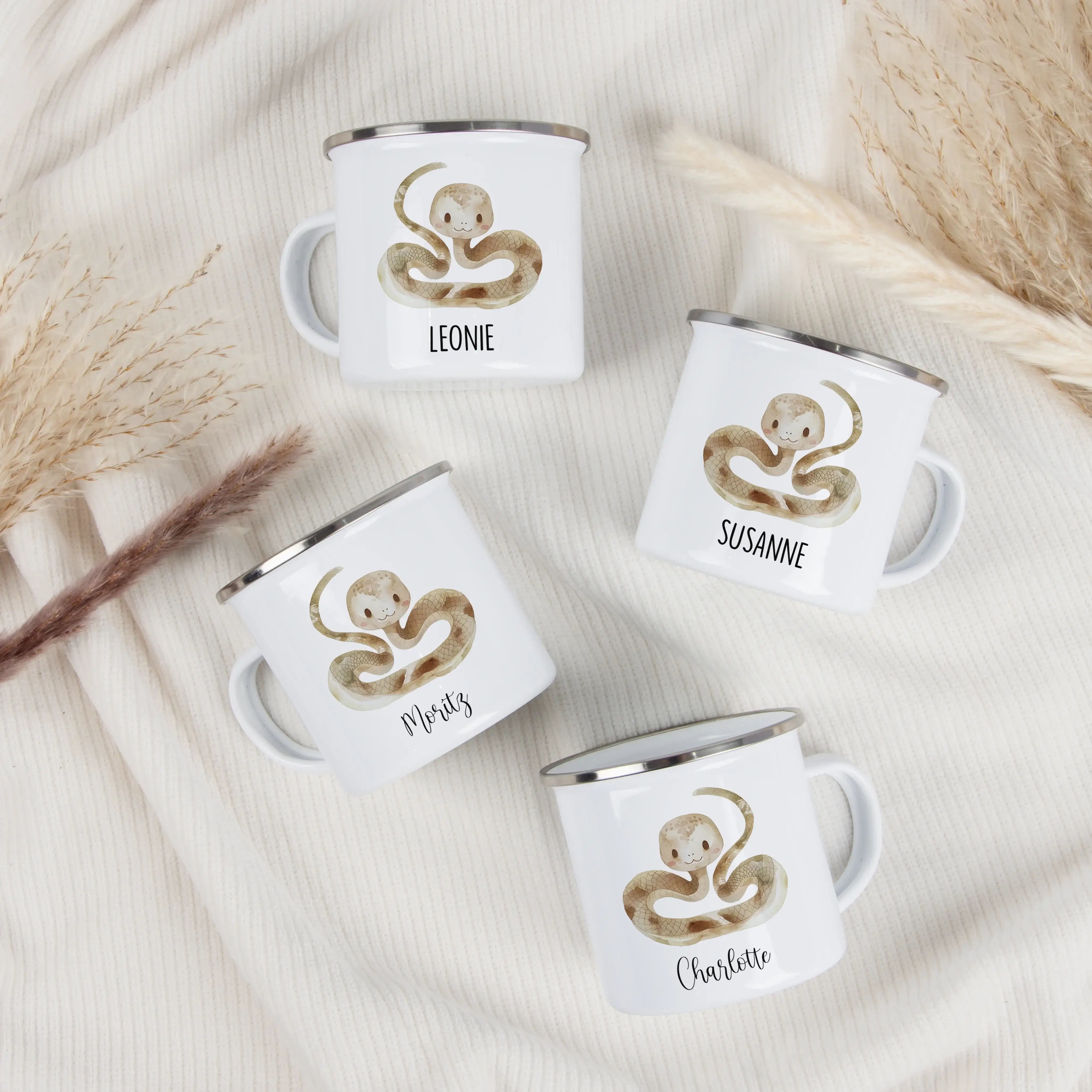 Emaille Tasse Schlange-Emaille Tasse-famprints-Die Emaille Tasse Schlange von famprints ist ein liebevoll gestalteter Becher mit Namen, der perfekt in den Alltag von Kindern passt. Das verspielte Schlangenmotiv in sanften Farben macht die Tasse schnell zu