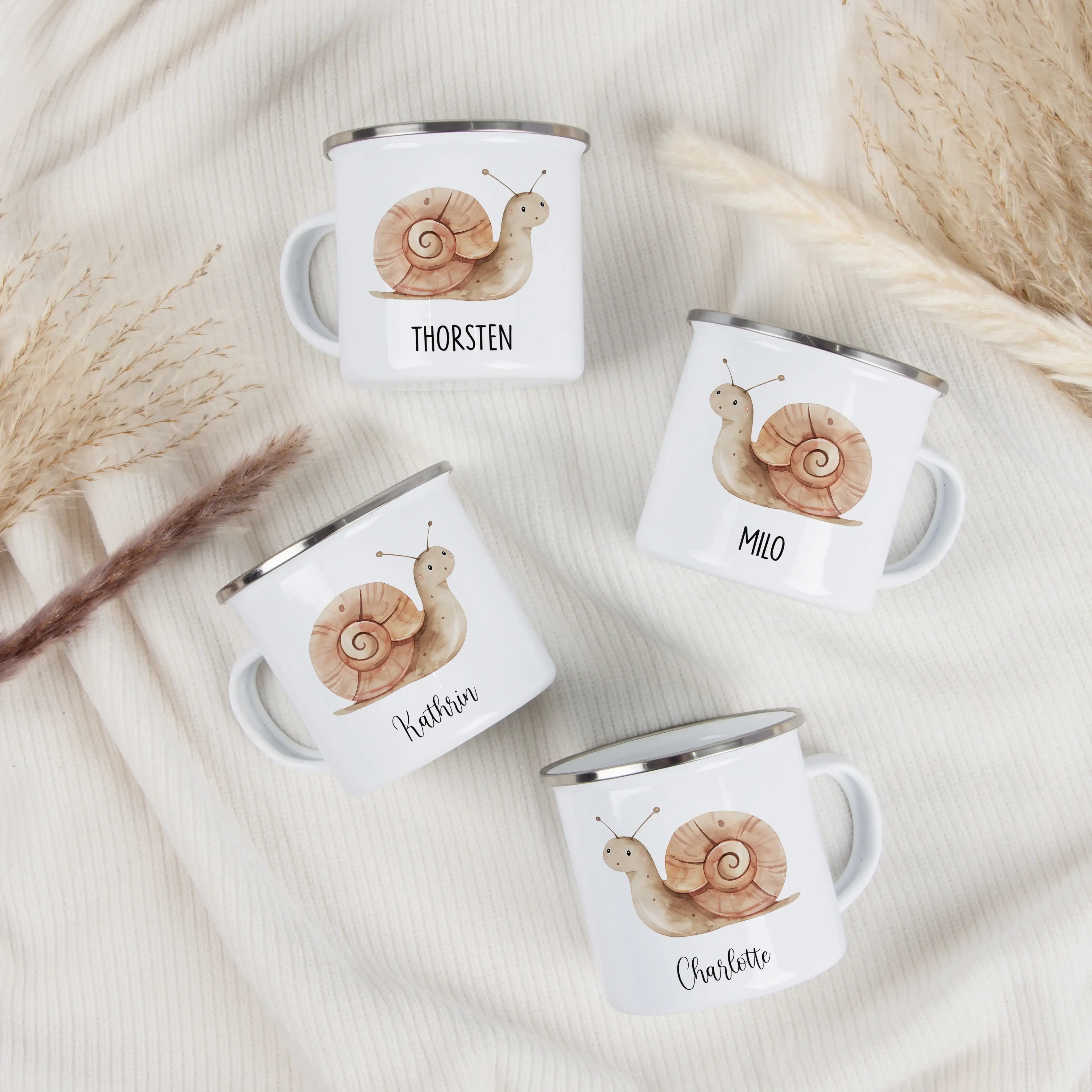 Emaille Tasse Schnecke-Emaille Tasse-famprints-Die Emaille Tasse Schnecke von famprints verbindet persönliches Design mit liebevoll gestalteten Motiven, die kleinen Entdeckern ein Lächeln schenken. Das freundlich illustrierte Schnecken-Motiv entsteht in h