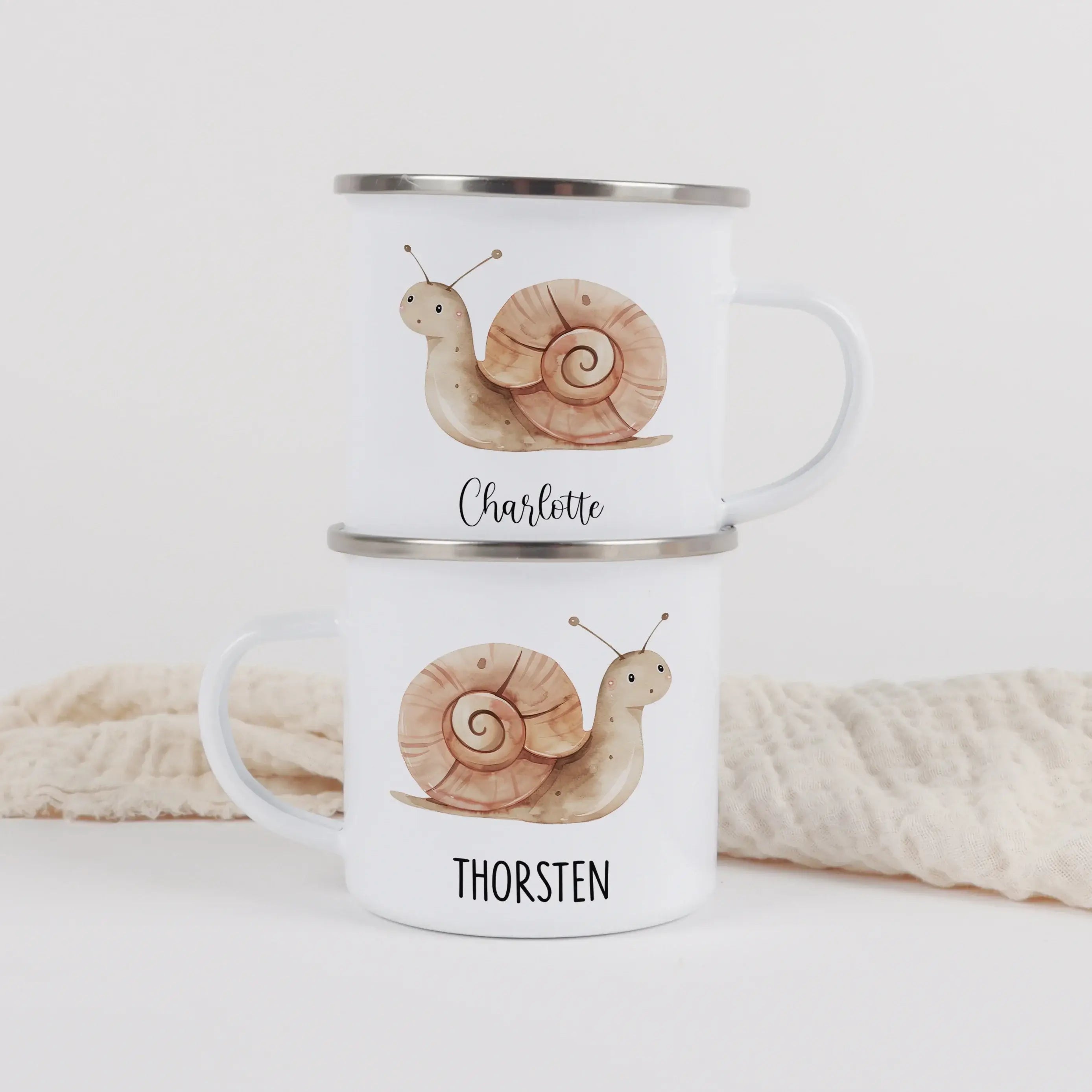 Emaille Tasse Schnecke-Emaille Tasse-famprints-Die Emaille Tasse Schnecke von famprints verbindet persönliches Design mit liebevoll gestalteten Motiven, die kleinen Entdeckern ein Lächeln schenken. Das freundlich illustrierte Schnecken-Motiv entsteht in h
