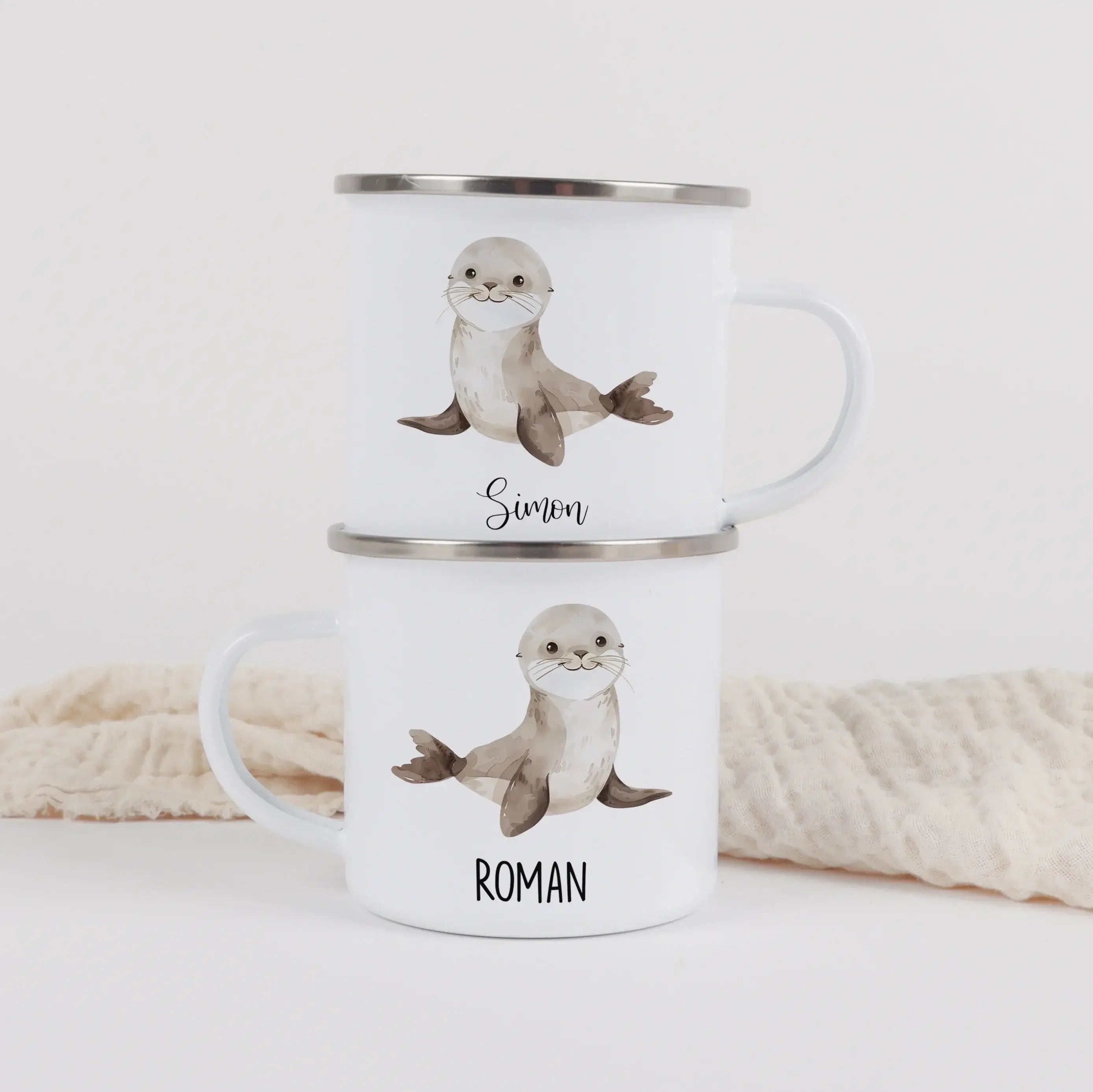 Emaille Tasse Seerobbe-Emaille Tasse-famprints-Die Emaille Tasse Seerobbe von famprints verbindet liebevolles Design mit persönlicher Note und macht jeden Moment am Frühstückstisch ein bisschen besonderer. Das freundlich illustrierte Seerobbenmotiv wirkt