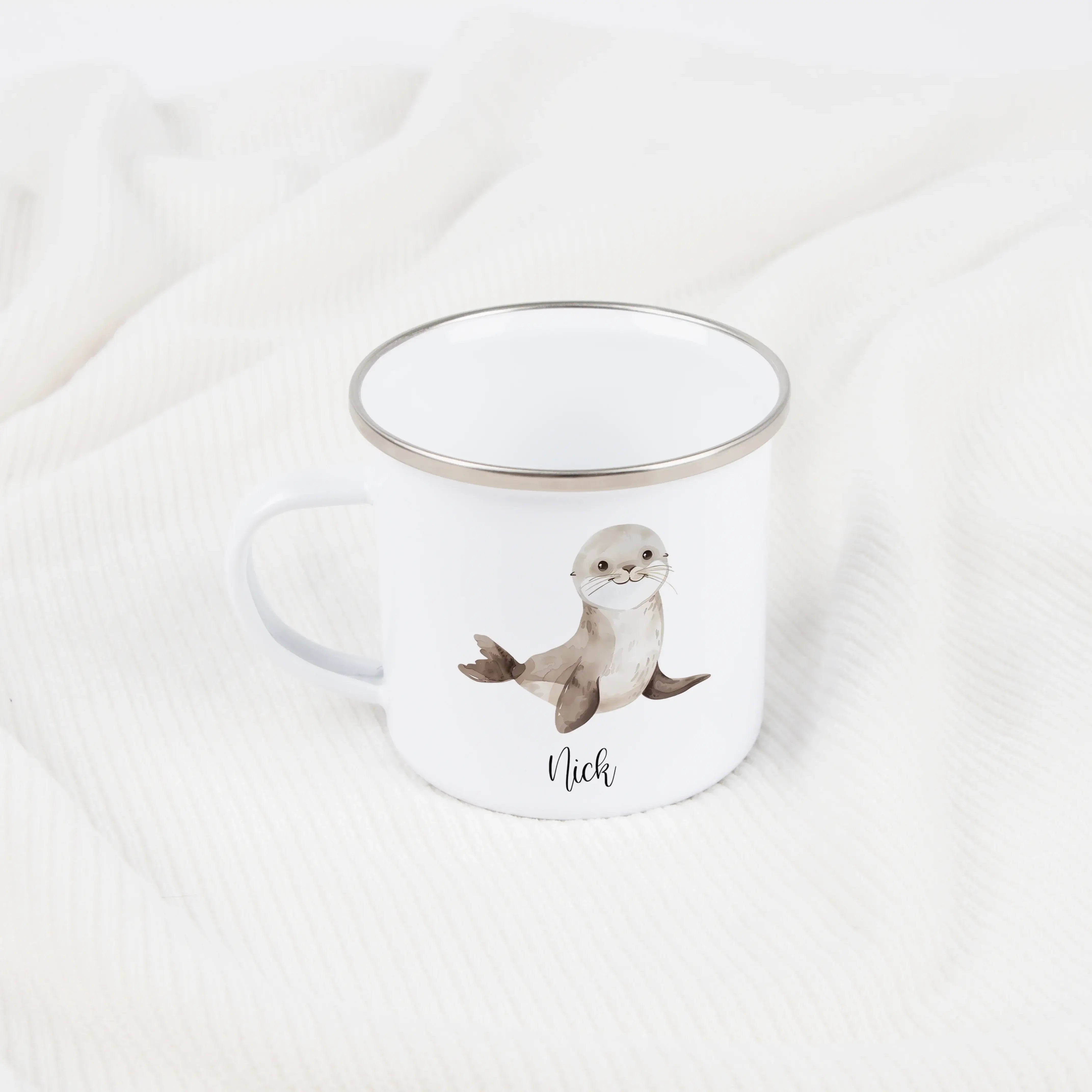 Emaille Tasse Seerobbe-Emaille Tasse-famprints-Die Emaille Tasse Seerobbe von famprints verbindet liebevolles Design mit persönlicher Note und macht jeden Moment am Frühstückstisch ein bisschen besonderer. Das freundlich illustrierte Seerobbenmotiv wirkt