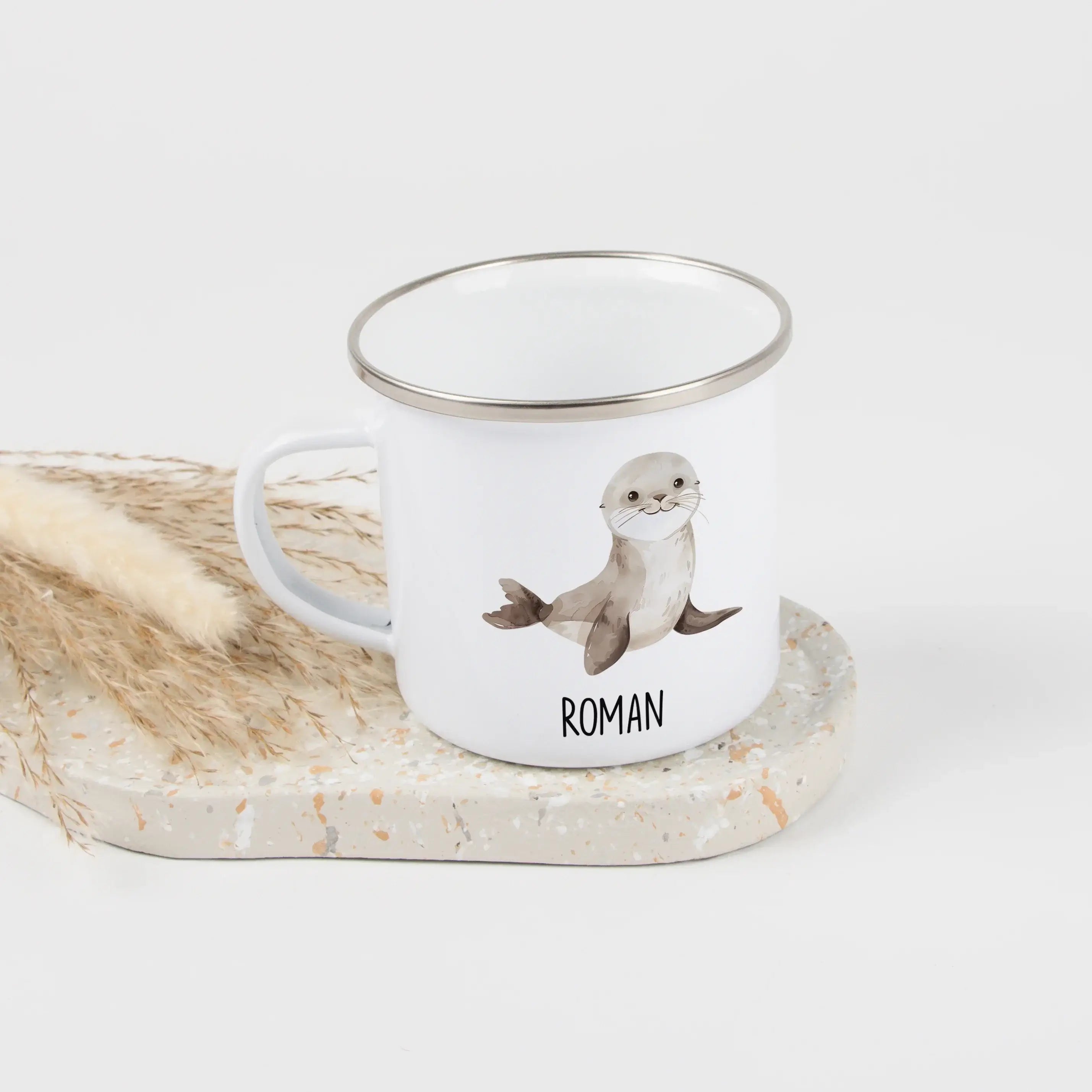 Emaille Tasse Seerobbe-Emaille Tasse-famprints-Die Emaille Tasse Seerobbe von famprints verbindet liebevolles Design mit persönlicher Note und macht jeden Moment am Frühstückstisch ein bisschen besonderer. Das freundlich illustrierte Seerobbenmotiv wirkt