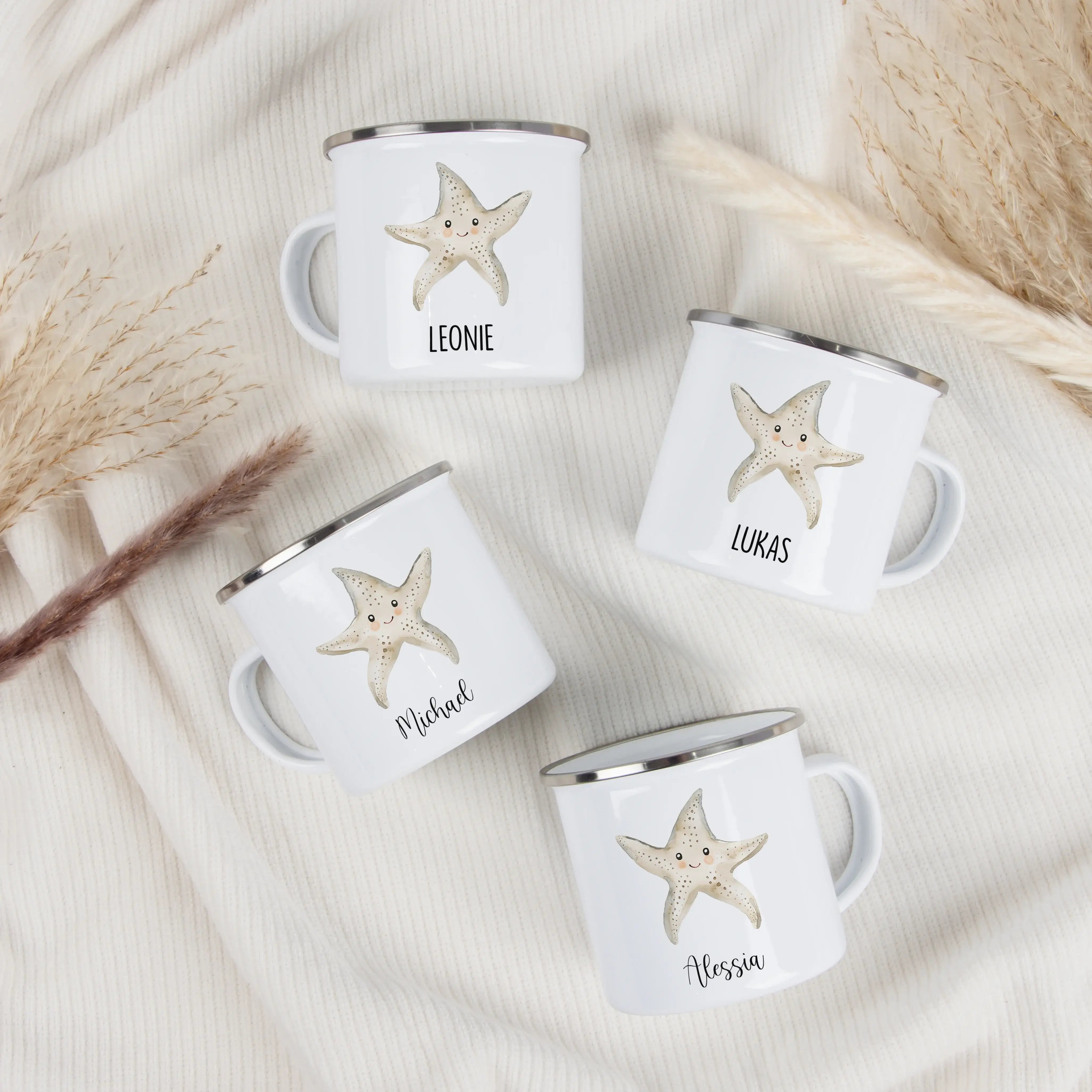 Emaille Tasse Seestern-Emaille Tasse-famprints-Die Emaille Tasse Seestern ist ein liebevoll gestaltetes, personalisiertes Trinkgefäß für Kinder und Familien, die maritimes Design und individuelle Geschenke mögen. Der zarte Seestern im Aquarellstil macht d