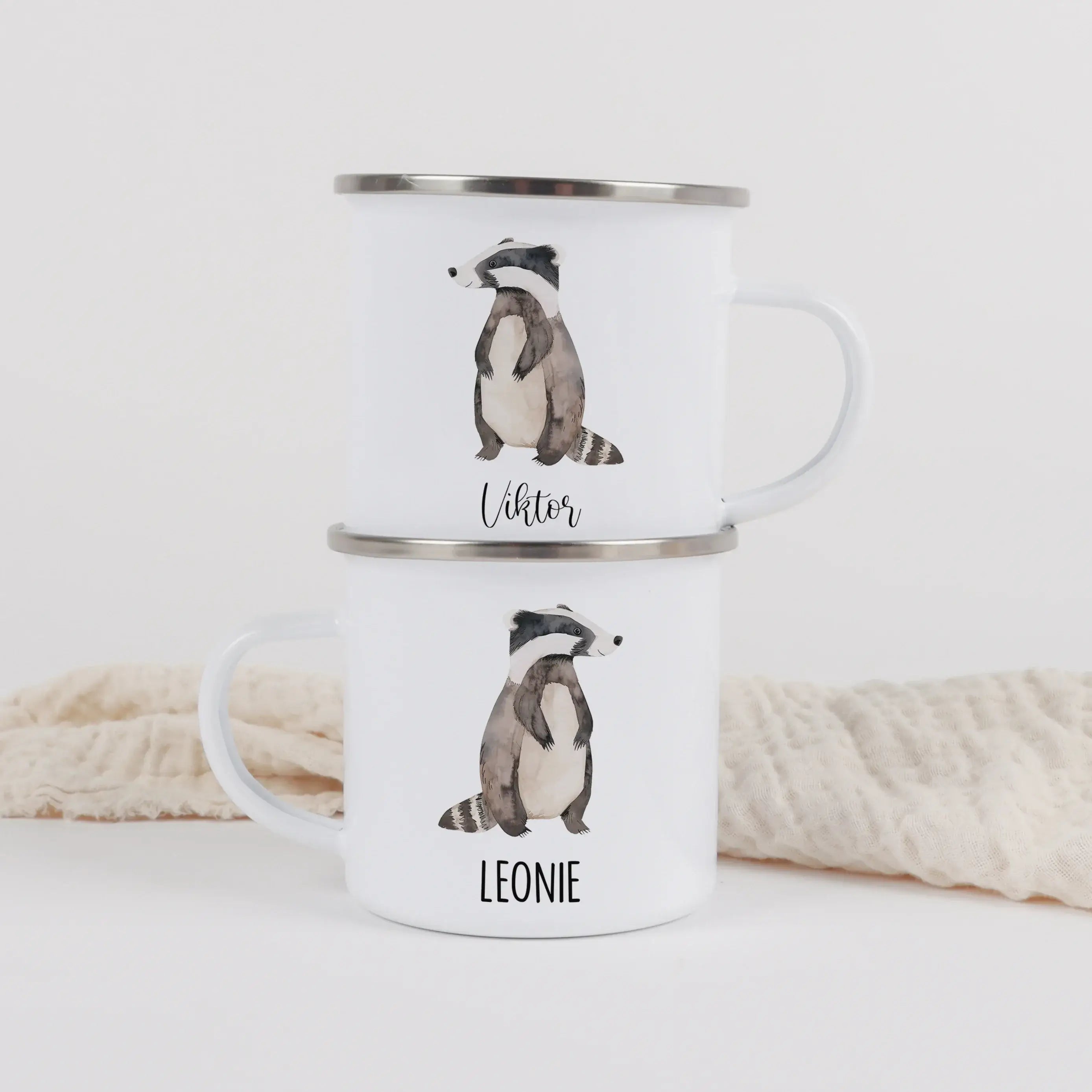 Emaille Tasse Dachs-Emaille Tasse-famprints-Die Emaille Tasse Dachs von famprints ist mehr als nur ein Becher – sie ist ein persönliches Geschenk mit Charakter. Das liebevoll illustrierte Dachs-Motiv in sanfter Aquarell-Optik macht diese Emaille Tasse zu