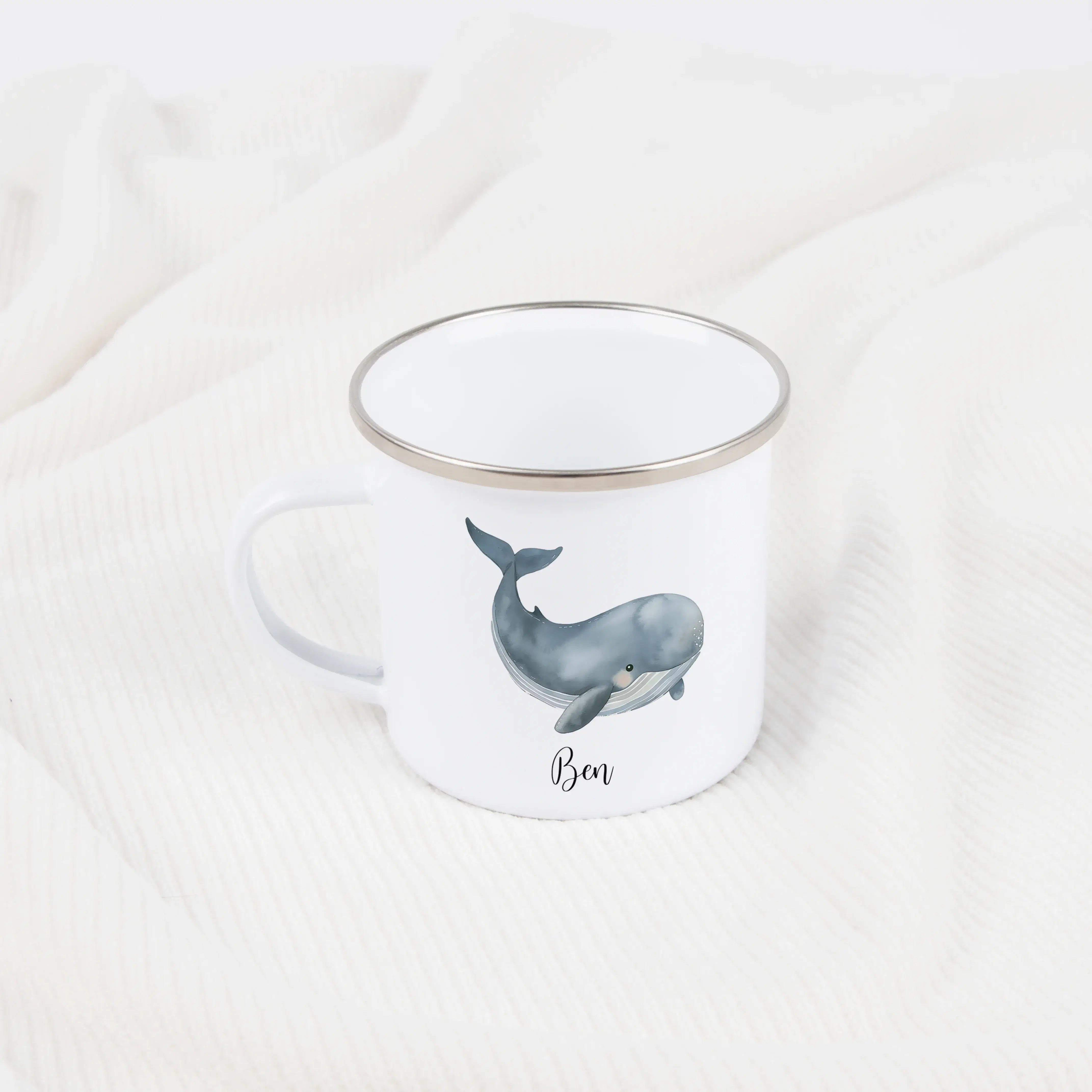 Emaille Tasse Wal-Emaille Tasse-famprints-Die Emaille Tasse Wal von famprints verbindet liebevolles Design mit persönlicher Note und wird schnell zum Lieblingsbecher für Kinder, die Meeresmotive und kleine Abenteuer lieben. Der sanft illustrierte Wal in A