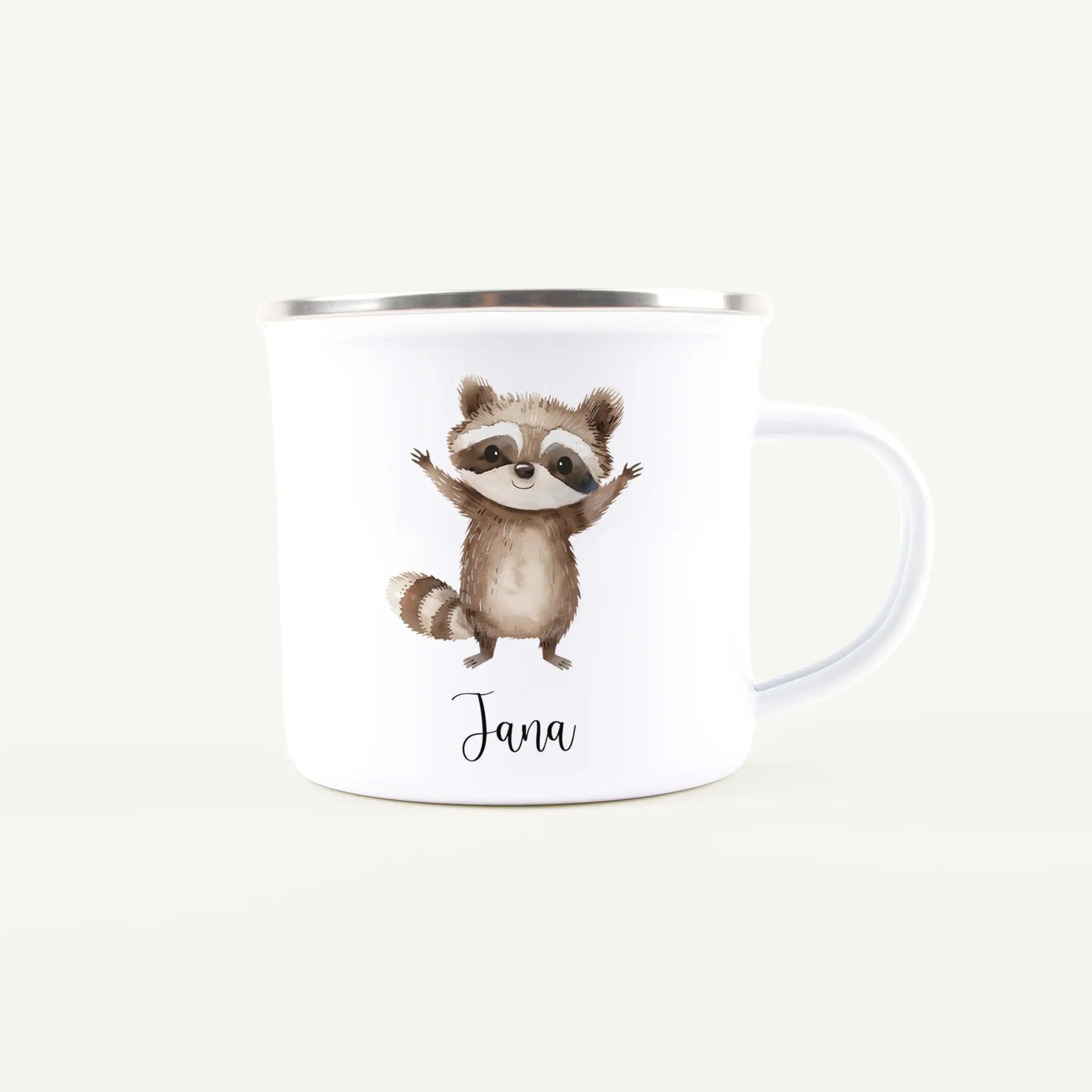 Emaille Tasse Waschbär-Emaille Tasse-famprints-Die Emaille Tasse Waschbär von famprints bringt kleinen Entdeckern ein Stück Freude auf den Frühstückstisch. Das sanfte Aquarellmotiv zeigt einen liebevollen Waschbären, der Kinder beim Trinken begleitet und