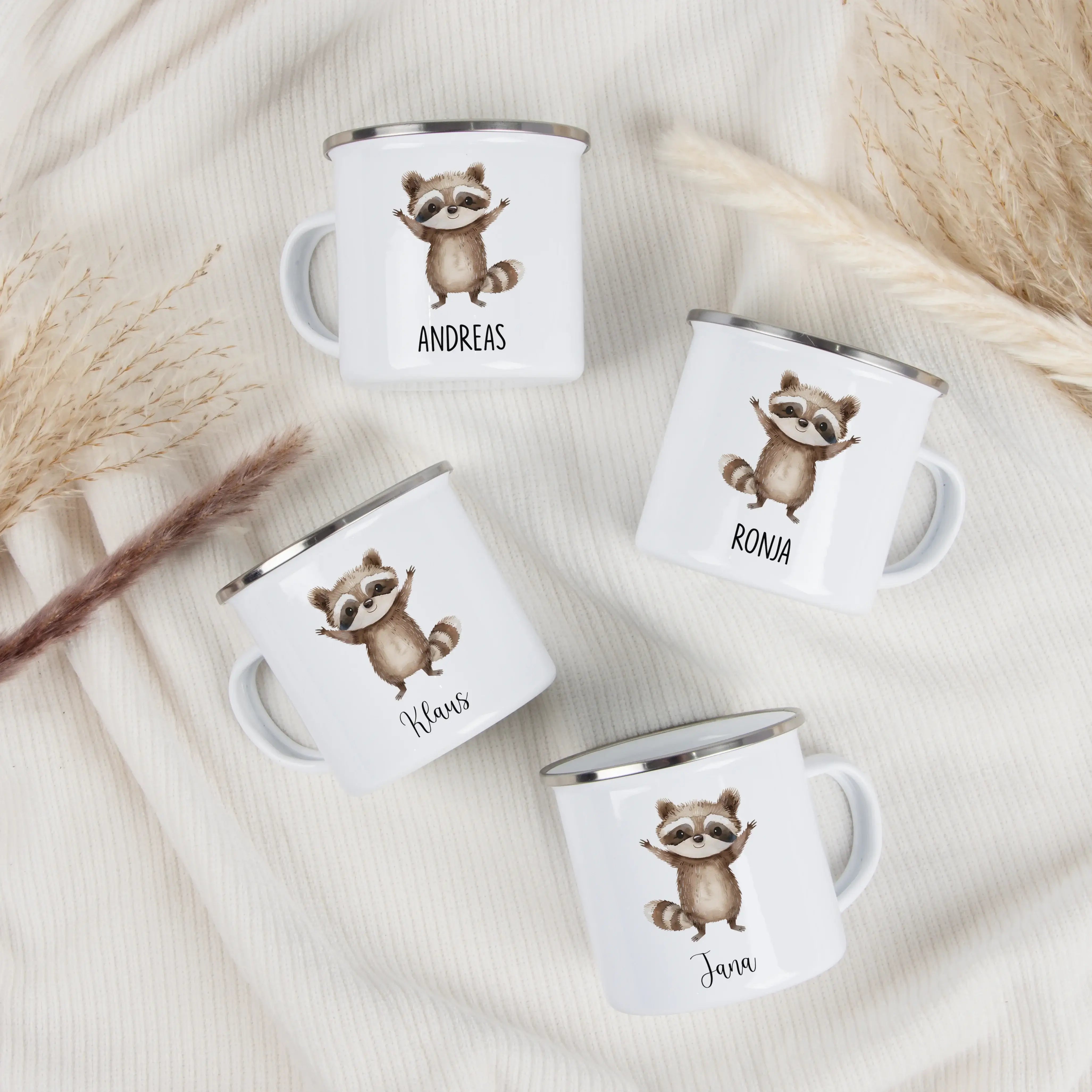Emaille Tasse Waschbär-Emaille Tasse-famprints-Die Emaille Tasse Waschbär von famprints bringt kleinen Entdeckern ein Stück Freude auf den Frühstückstisch. Das sanfte Aquarellmotiv zeigt einen liebevollen Waschbären, der Kinder beim Trinken begleitet und