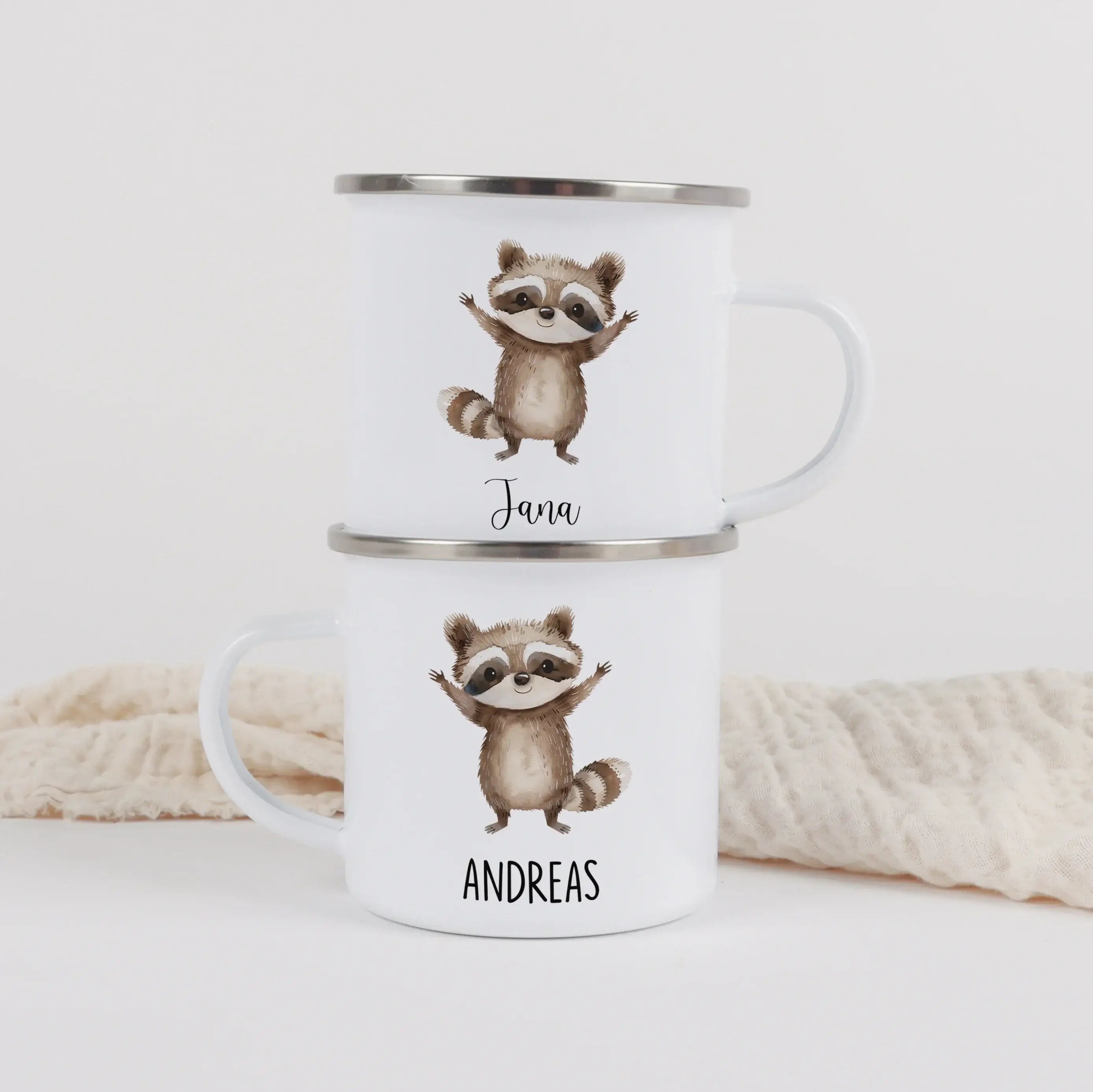 Emaille Tasse Waschbär-Emaille Tasse-famprints-Die Emaille Tasse Waschbär von famprints bringt kleinen Entdeckern ein Stück Freude auf den Frühstückstisch. Das sanfte Aquarellmotiv zeigt einen liebevollen Waschbären, der Kinder beim Trinken begleitet und