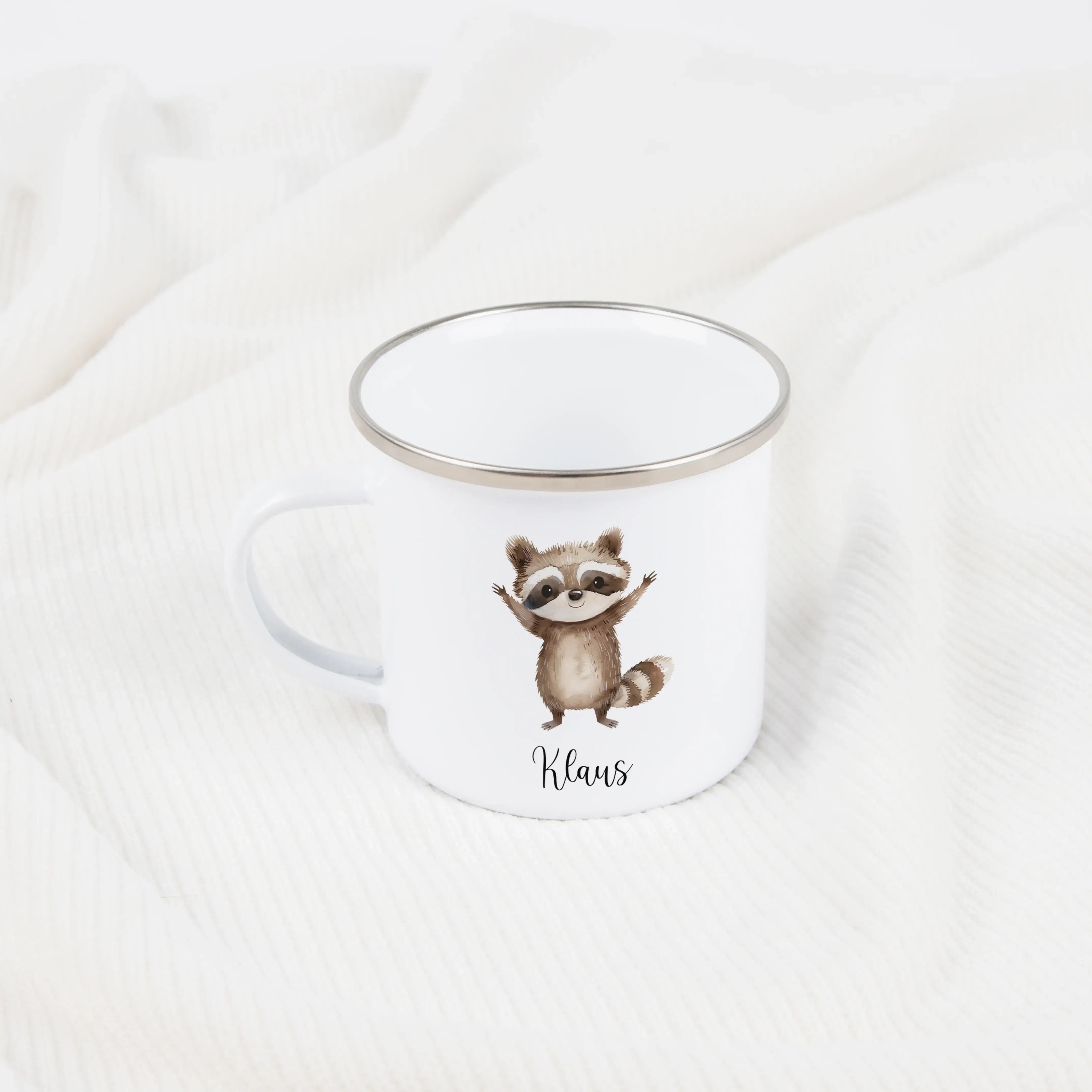 Emaille Tasse Waschbär-Emaille Tasse-famprints-Die Emaille Tasse Waschbär von famprints bringt kleinen Entdeckern ein Stück Freude auf den Frühstückstisch. Das sanfte Aquarellmotiv zeigt einen liebevollen Waschbären, der Kinder beim Trinken begleitet und