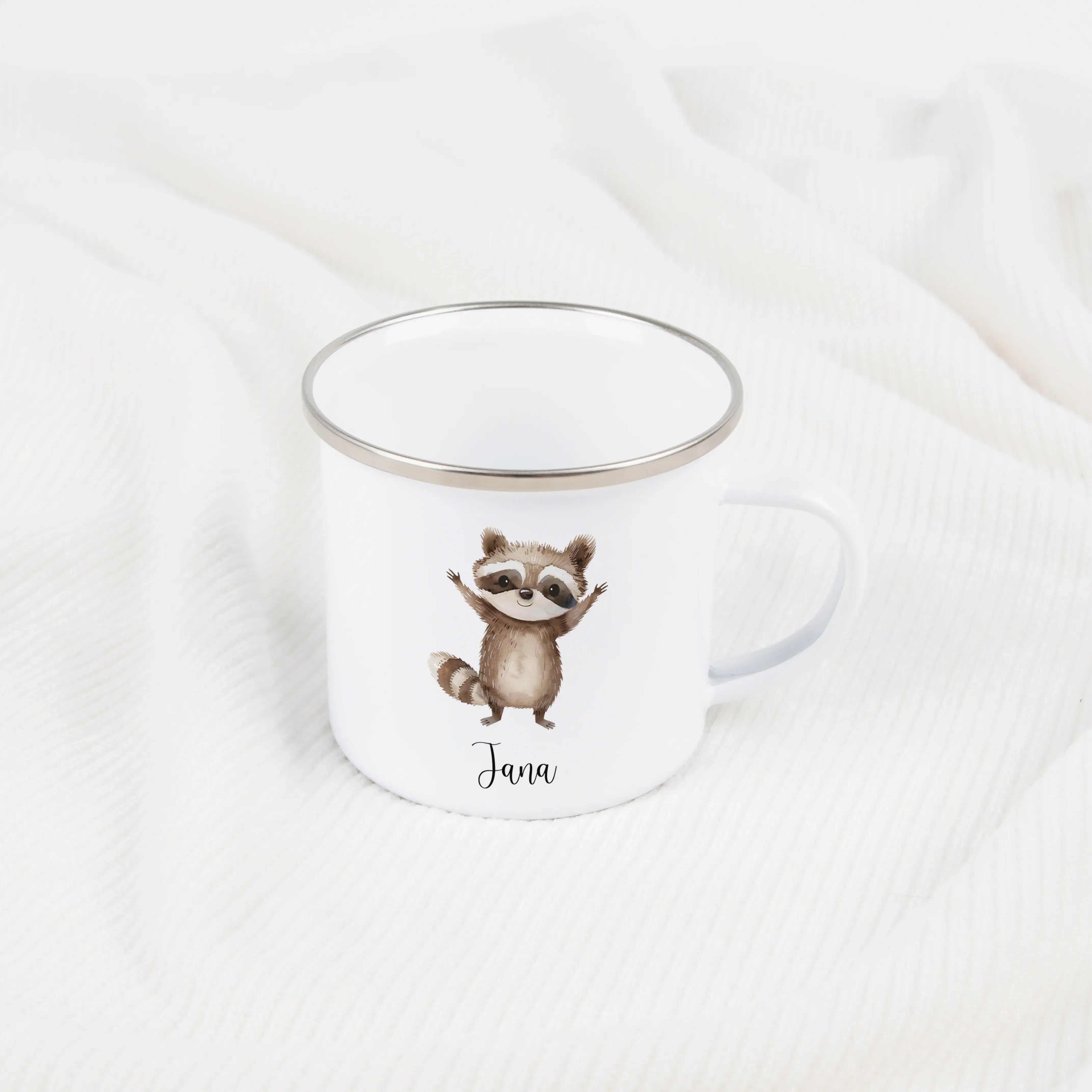 Emaille Tasse Waschbär-Emaille Tasse-famprints-Die Emaille Tasse Waschbär von famprints bringt kleinen Entdeckern ein Stück Freude auf den Frühstückstisch. Das sanfte Aquarellmotiv zeigt einen liebevollen Waschbären, der Kinder beim Trinken begleitet und