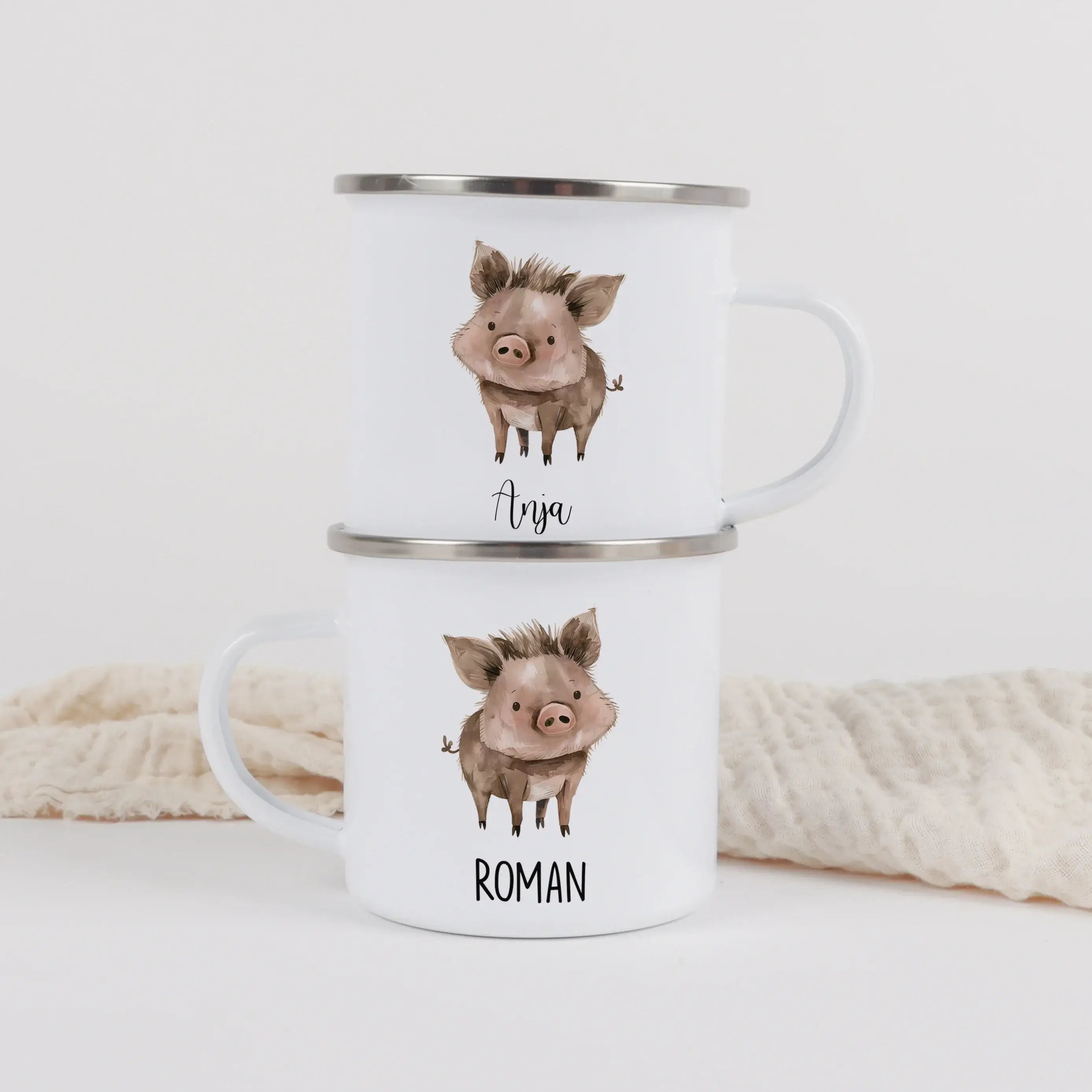 Emaille Tasse Wildschwein-Emaille Tasse-famprints-Die Emaille Tasse Wildschwein von famprints ist genau richtig, wenn du ein persönliches Geschenk suchst oder deinem Alltag eine individuelle Note geben möchtest. Mit dem liebevoll gestalteten Wildschwein-M