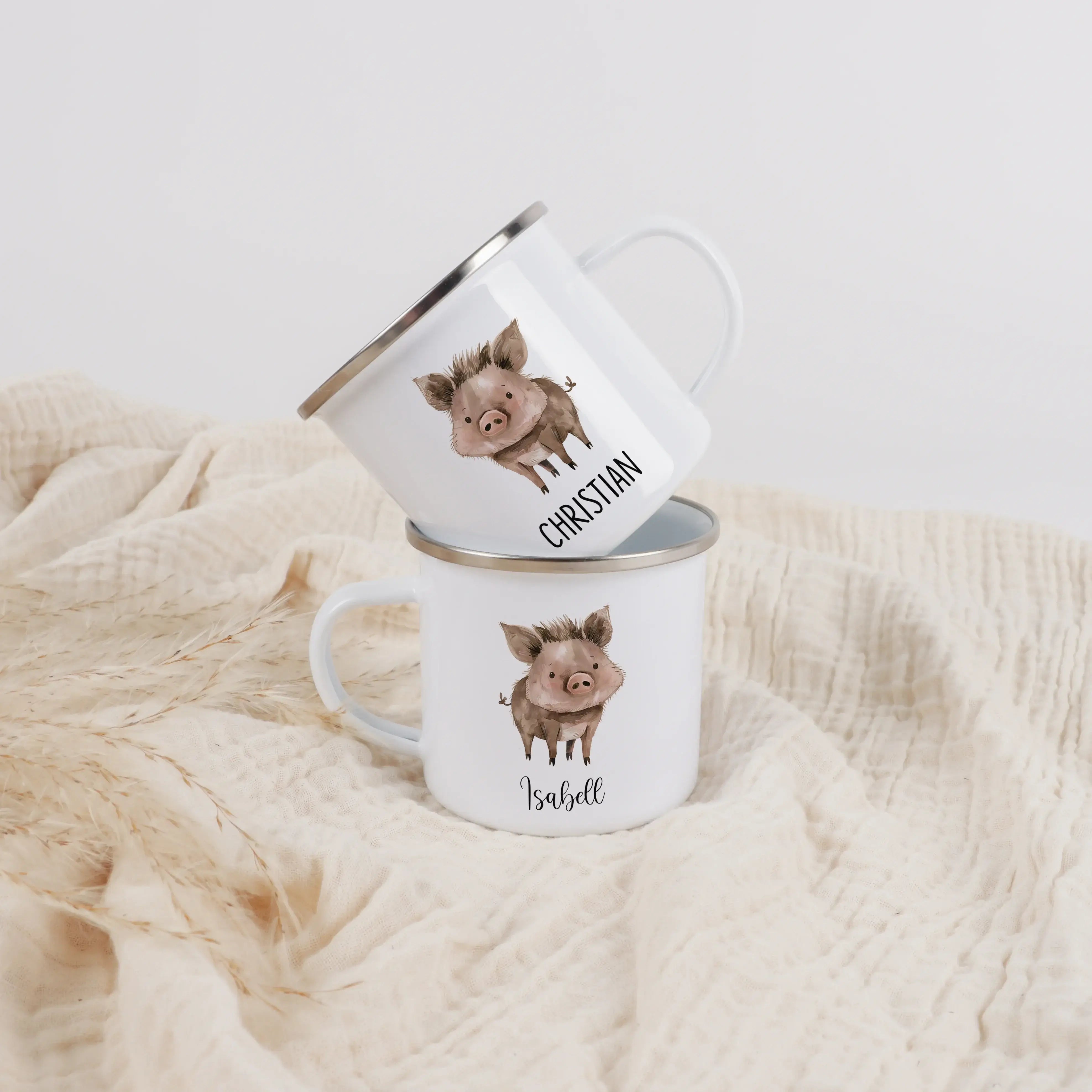 Emaille Tasse Wildschwein-Emaille Tasse-famprints-Die Emaille Tasse Wildschwein von famprints ist genau richtig, wenn du ein persönliches Geschenk suchst oder deinem Alltag eine individuelle Note geben möchtest. Mit dem liebevoll gestalteten Wildschwein-M
