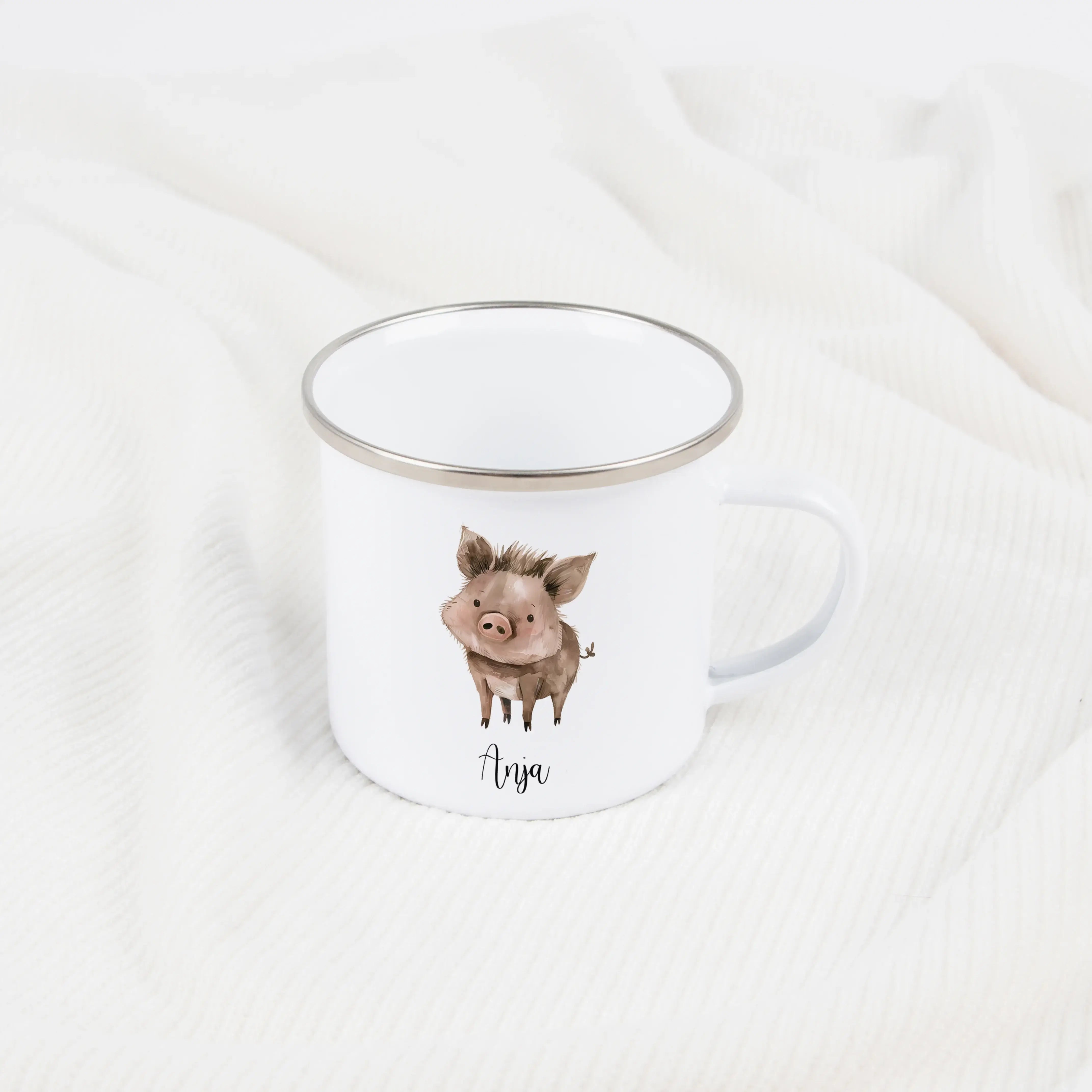 Emaille Tasse Wildschwein-Emaille Tasse-famprints-Die Emaille Tasse Wildschwein von famprints ist genau richtig, wenn du ein persönliches Geschenk suchst oder deinem Alltag eine individuelle Note geben möchtest. Mit dem liebevoll gestalteten Wildschwein-M