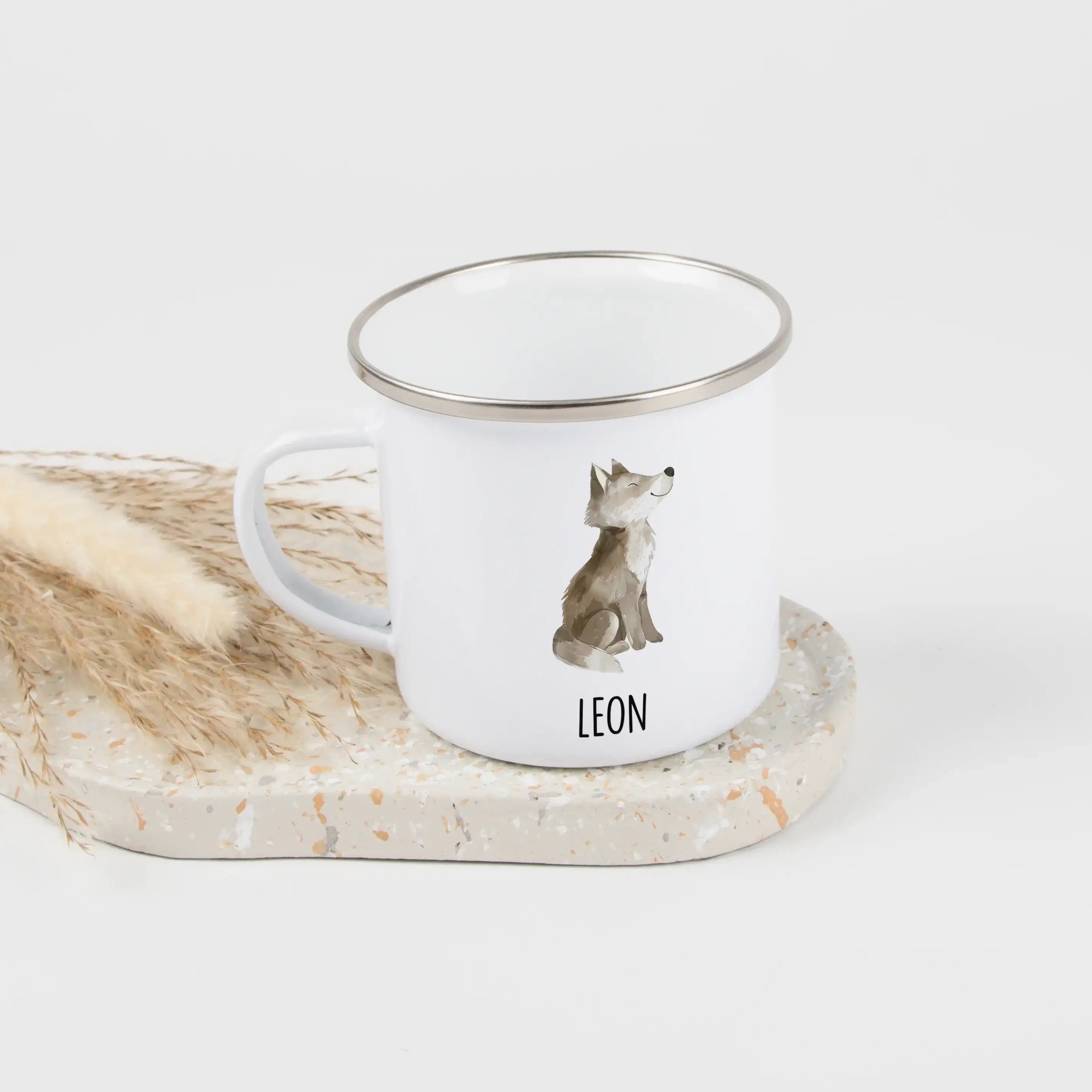 Emaille Tasse Wolf-Emaille Tasse-famprints-Die Emaille Tasse Wolf von famprints ist die richtige Wahl, wenn du einem Kind oder einem Outdoor-Fan eine persönliche Freude machen möchtest. Das liebevoll gestaltete Wolfsmotiv im Aquarellstil wirkt lebendig un