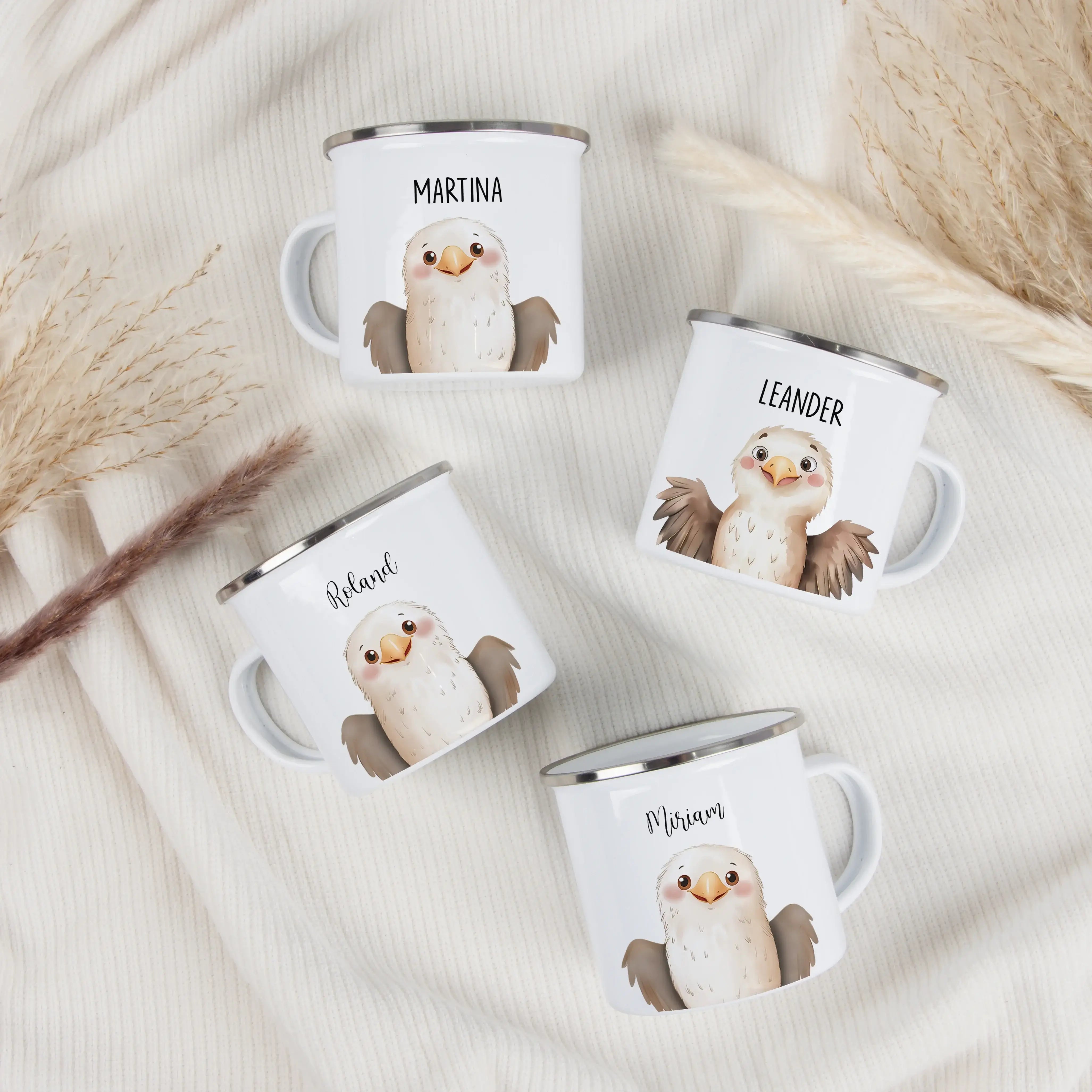 Emaille Tasse Adler Portrait-Emaille Tasse-famprints-Die Emaille Tasse Adler Portrait von famprints ist ein personalisiertes Geschenk für alle, die ein starkes Tiermotiv lieben und etwas Persönliches verschenken möchten. Das detailreiche Adler-Portrait im