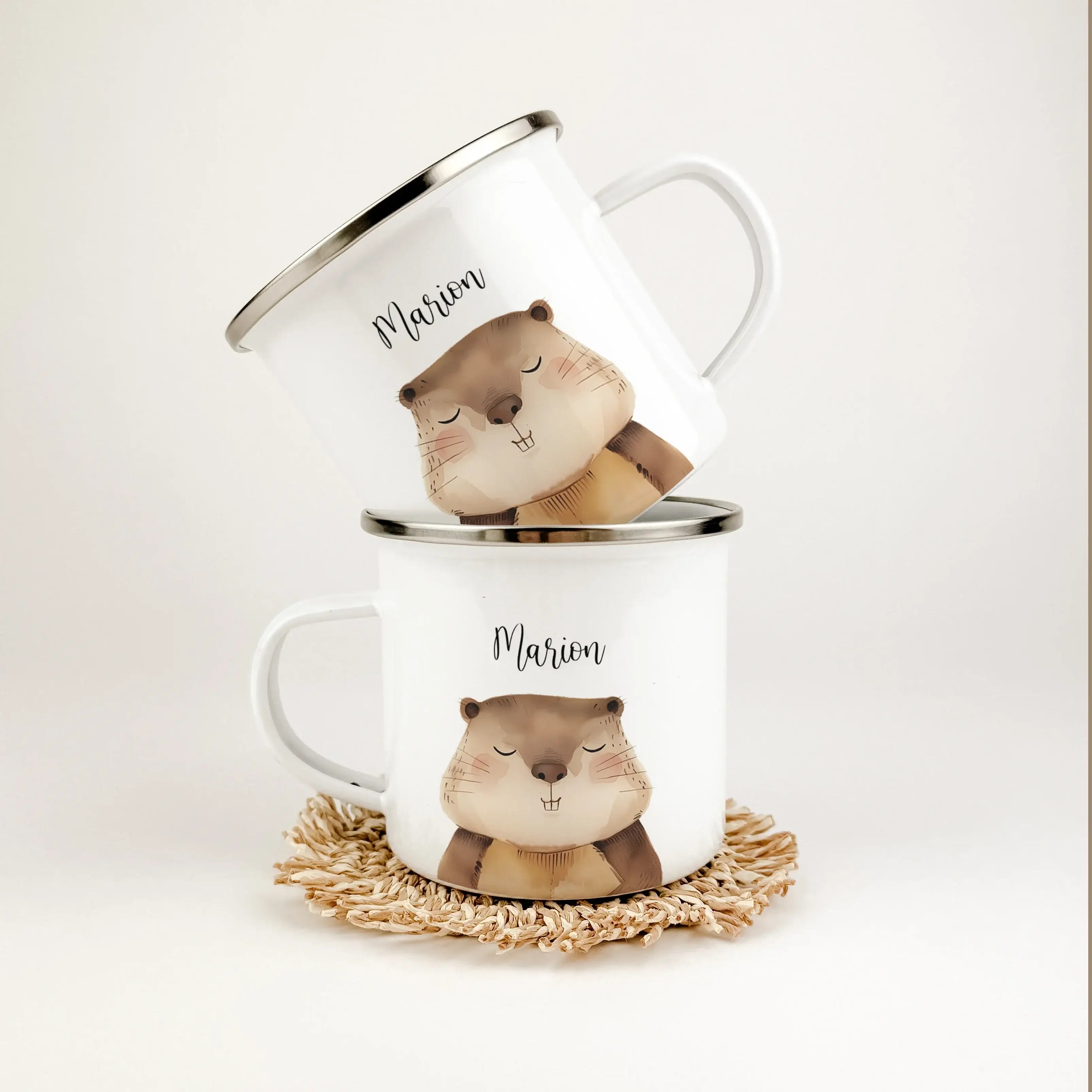 Emaille Tasse Biber Portrait-famprints-Emaille Tasse-Entdecke unsere zauberhafte Emaille Tasse Biber Portrait, die nicht nur ein funktionales Accessoire ist, sondern auch jeden Schluck zu einem besonderen Erlebnis macht! Diese Emaille Tasse personalisiert