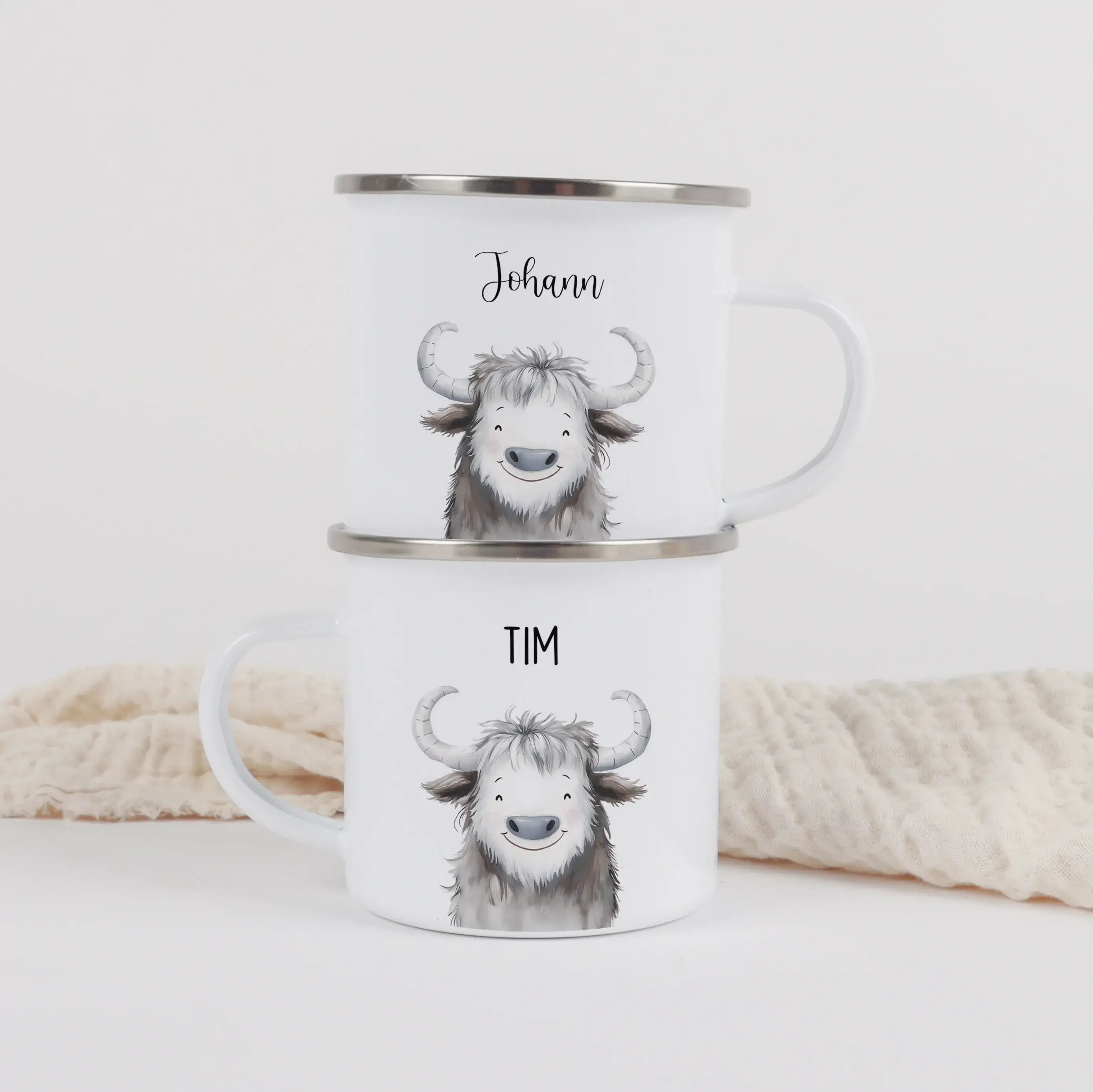 Emaille Tasse Yak Portrait-Emaille Tasse-famprints-Die Emaille Tasse Yak Portrait von famprints ist ein liebevoll gestaltetes, personalisiertes Geschenk für Kinder und Familien, die Tiere und individuelle Designs mögen. Das freundliche Yak-Motiv im sanfte