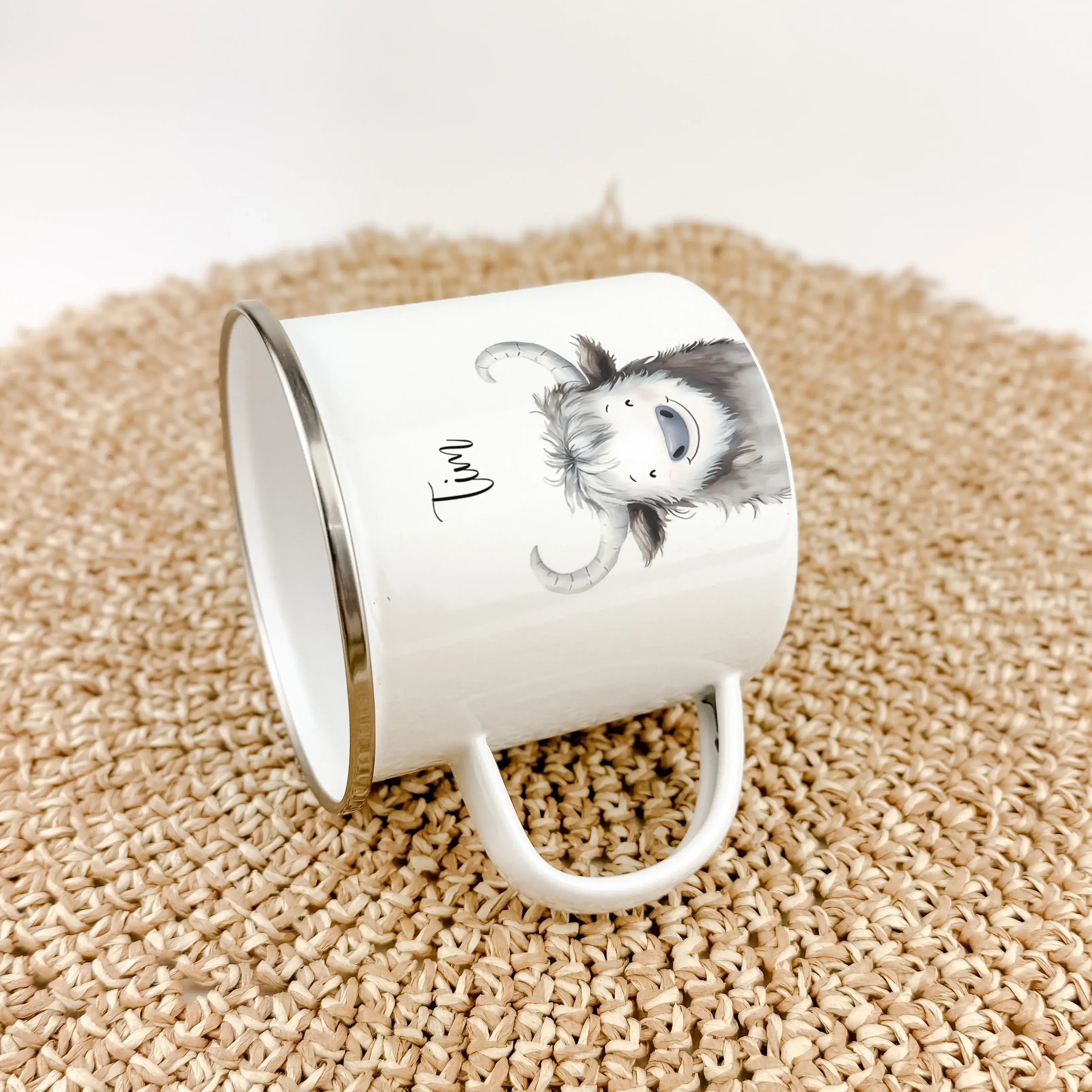 Emaille Tasse Yak Portrait-famprints-Emaille Tasse-Entdecke die bezaubernde Emaille Tasse Yak Portrait – das ideale Geschenk für kleine Abenteurer! Unsere Emaille Tasse personalisiert lässt die Herzen höher schlagen. Du kannst den Namen deines Kindes auf
