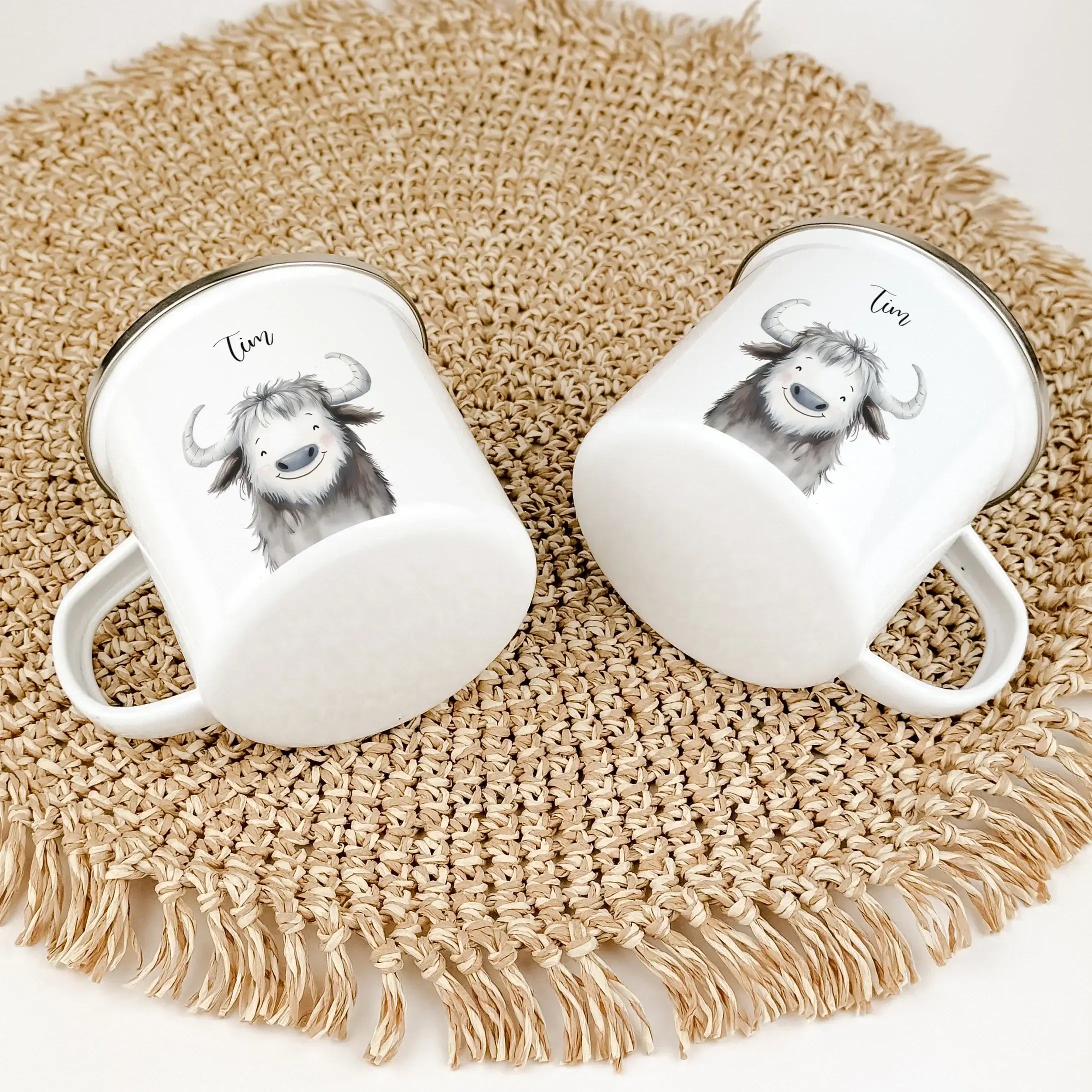 Emaille Tasse Yak Portrait-famprints-Emaille Tasse-Entdecke die bezaubernde Emaille Tasse Yak Portrait – das ideale Geschenk für kleine Abenteurer! Unsere Emaille Tasse personalisiert lässt die Herzen höher schlagen. Du kannst den Namen deines Kindes auf