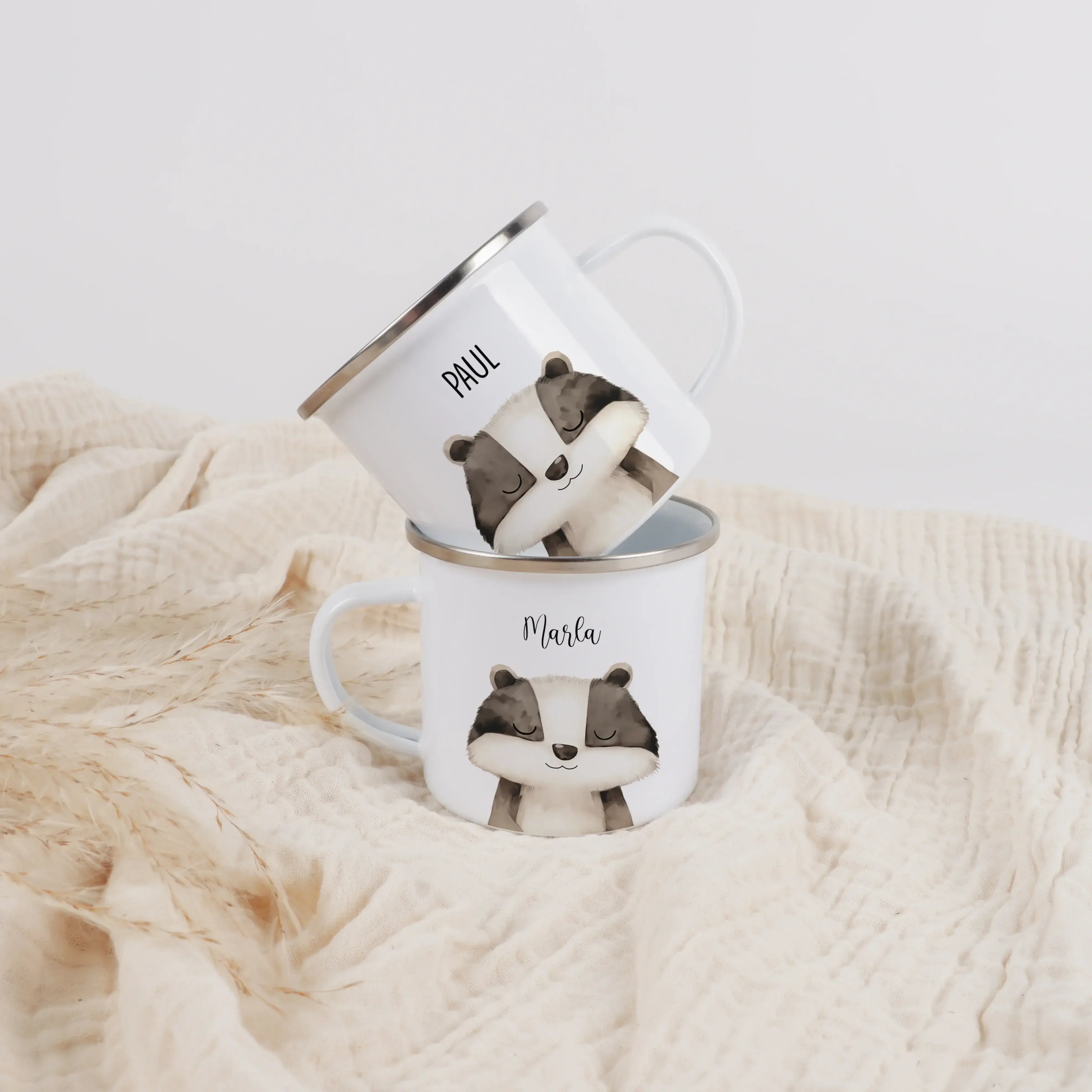 Emaille Tasse Dachs Portrait-Emaille Tasse-famprints-Die Emaille Tasse Dachs Portrait von famprints ist mehr als ein Becher – sie ist ein persönliches Geschenk mit Charakter. Das liebevoll gestaltete Dachs Motiv im Portrait-Stil macht diese personalisiert