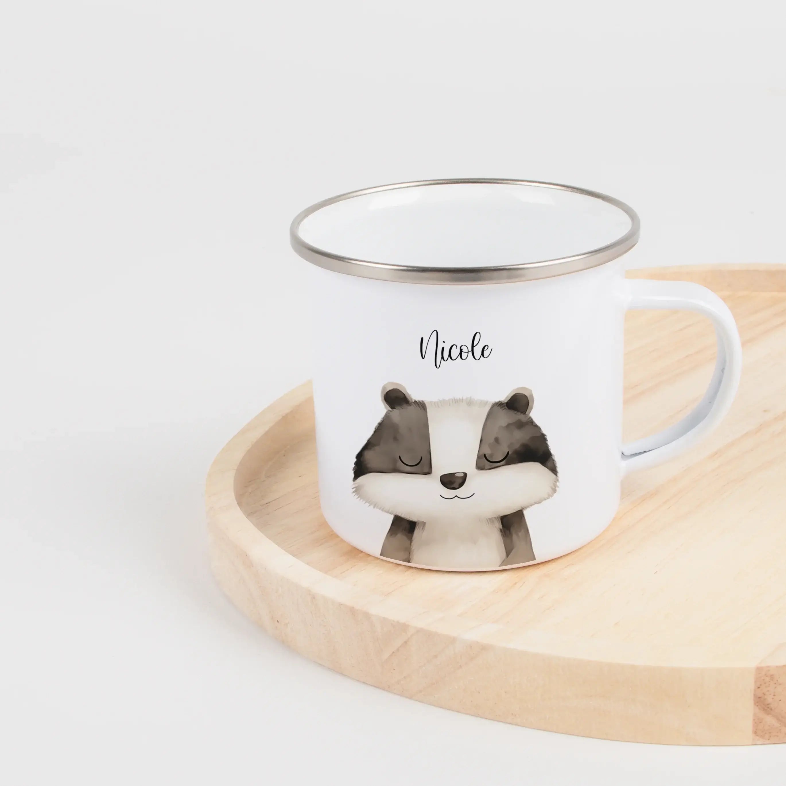 Emaille Tasse Dachs Portrait-Emaille Tasse-famprints-Die Emaille Tasse Dachs Portrait von famprints ist mehr als ein Becher – sie ist ein persönliches Geschenk mit Charakter. Das liebevoll gestaltete Dachs Motiv im Portrait-Stil macht diese personalisiert