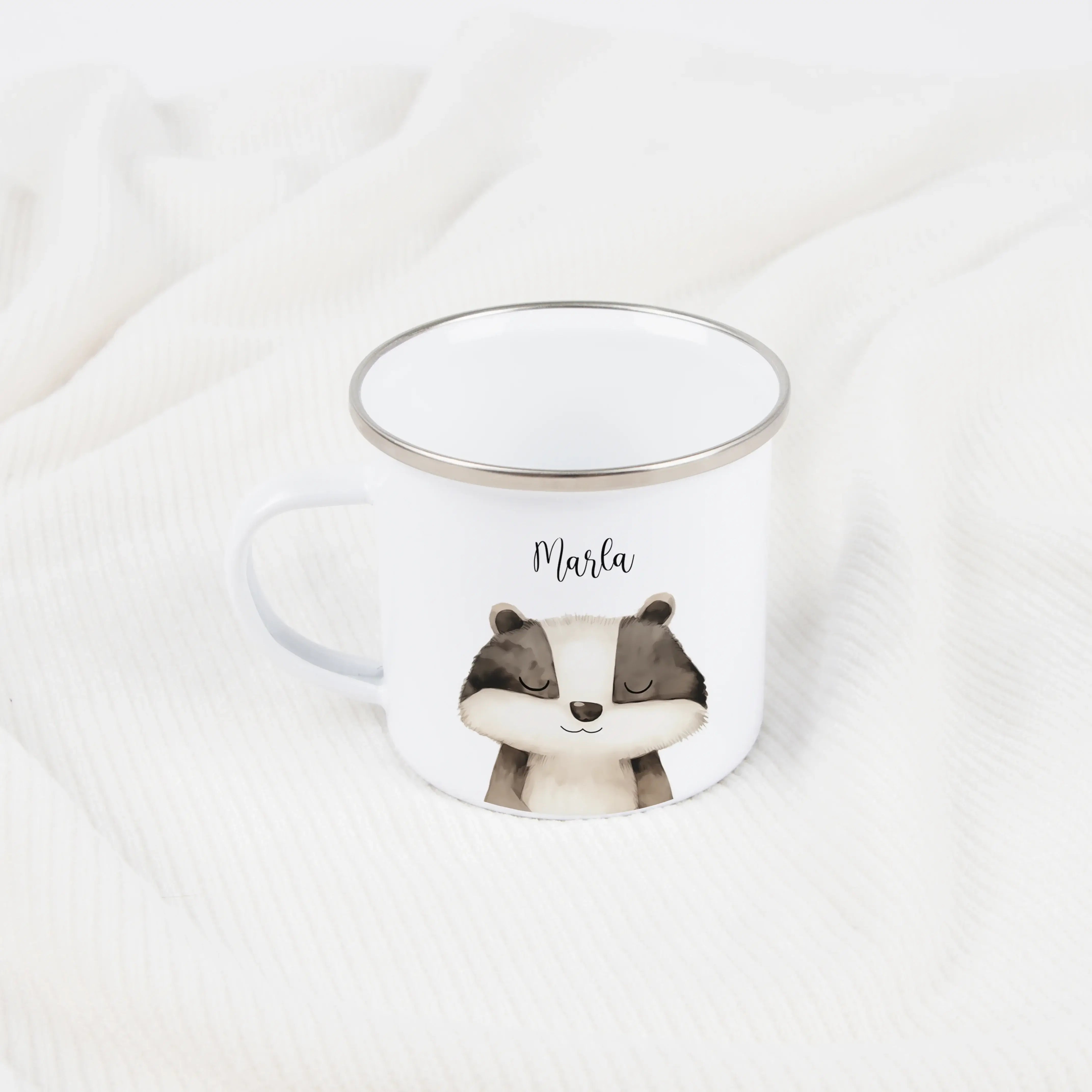 Emaille Tasse Dachs Portrait-Emaille Tasse-famprints-Die Emaille Tasse Dachs Portrait von famprints ist mehr als ein Becher – sie ist ein persönliches Geschenk mit Charakter. Das liebevoll gestaltete Dachs Motiv im Portrait-Stil macht diese personalisiert