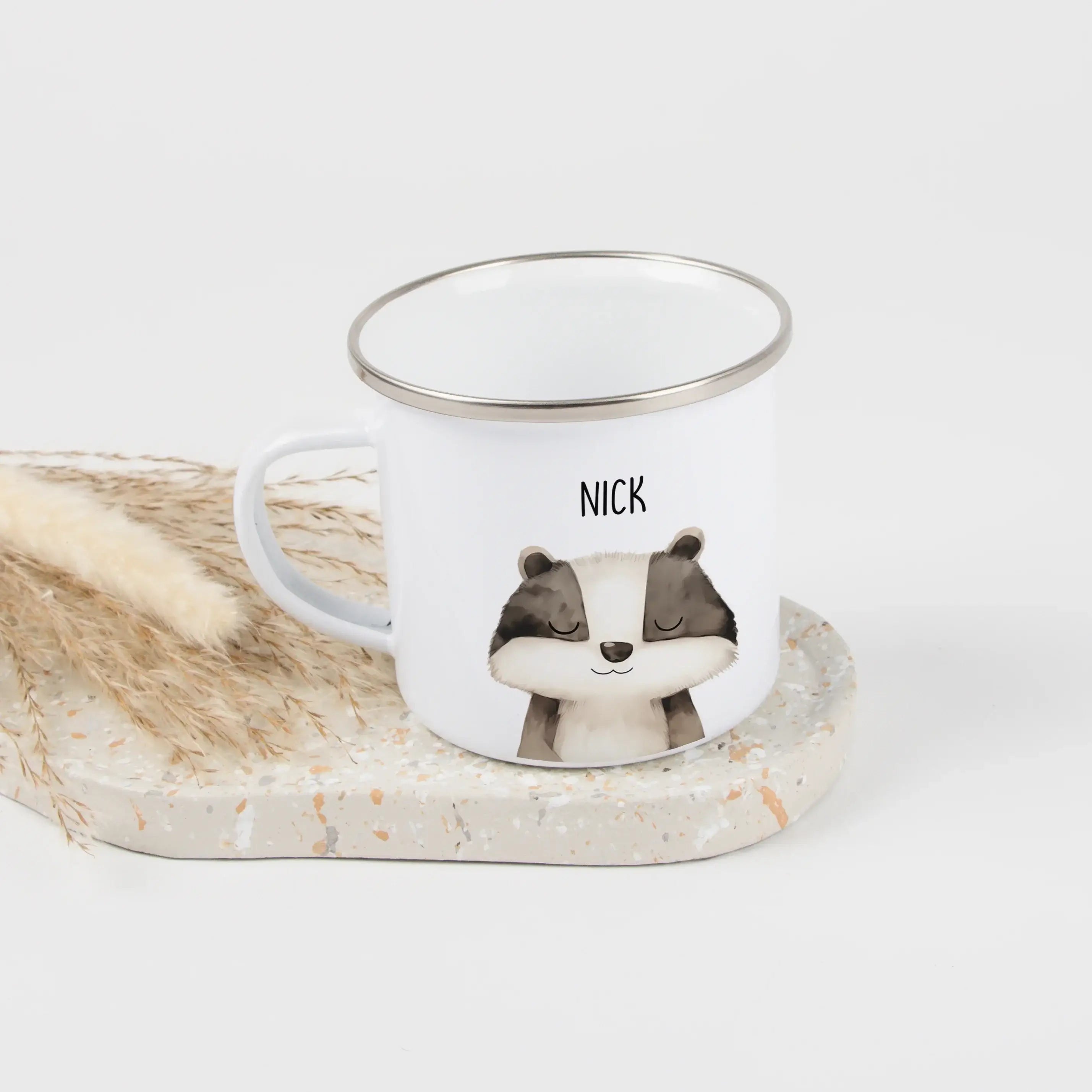 Emaille Tasse Dachs Portrait-Emaille Tasse-famprints-Die Emaille Tasse Dachs Portrait von famprints ist mehr als ein Becher – sie ist ein persönliches Geschenk mit Charakter. Das liebevoll gestaltete Dachs Motiv im Portrait-Stil macht diese personalisiert