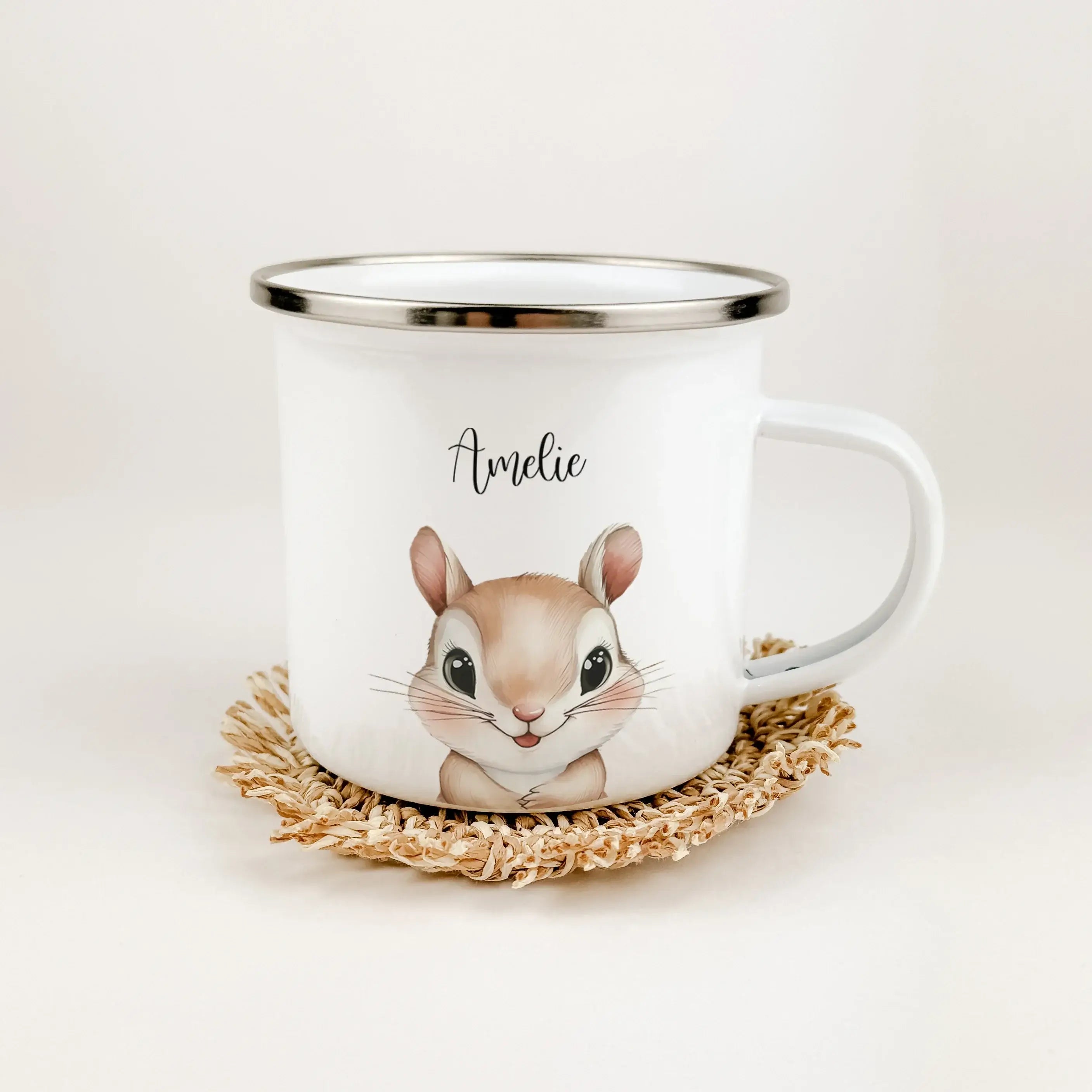 Emaille Tasse Eichhörnchen Portrait-famprints-Emaille Tasse-Entdecke die bezaubernde Emaille Tasse Eichhörnchen Portrait, die nicht nur durch ihr süßes Design begeistert, sondern auch eine persönliche Note in dein Leben bringt. Diese Emaille Tasse persona