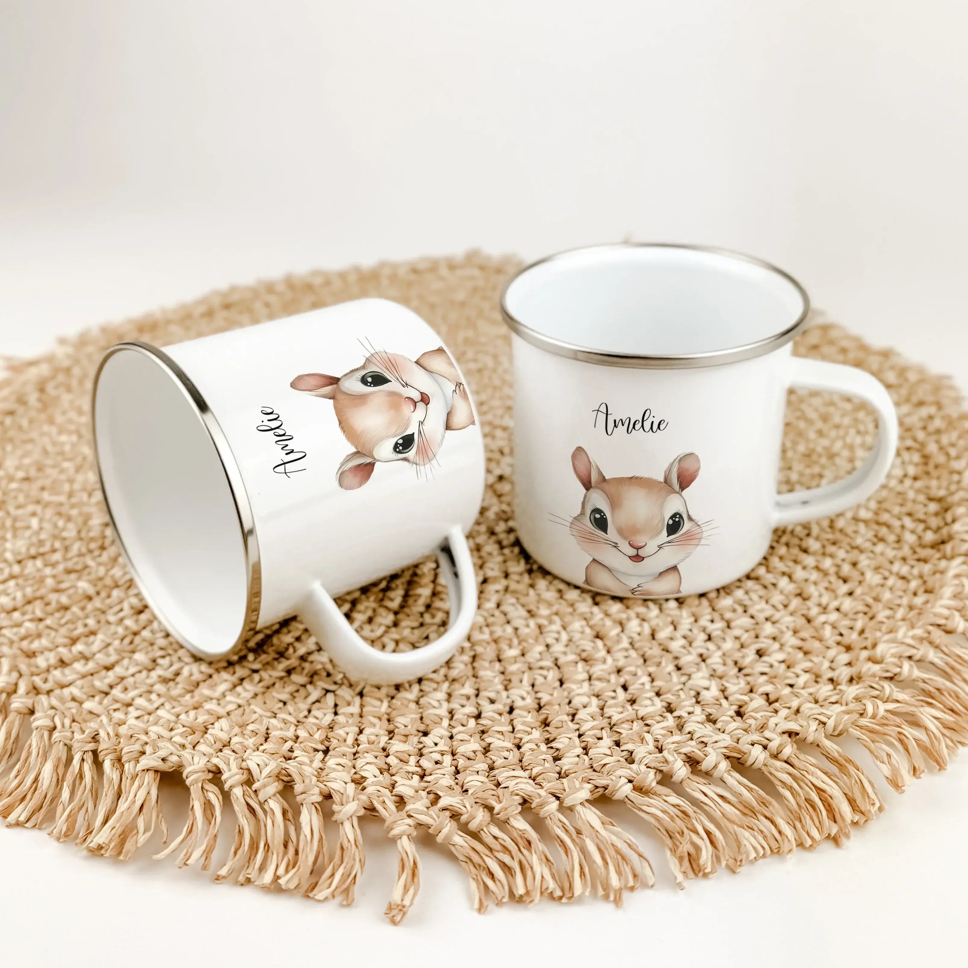 Emaille Tasse Eichhörnchen Portrait-famprints-Emaille Tasse-Entdecke die bezaubernde Emaille Tasse Eichhörnchen Portrait, die nicht nur durch ihr süßes Design begeistert, sondern auch eine persönliche Note in dein Leben bringt. Diese Emaille Tasse persona