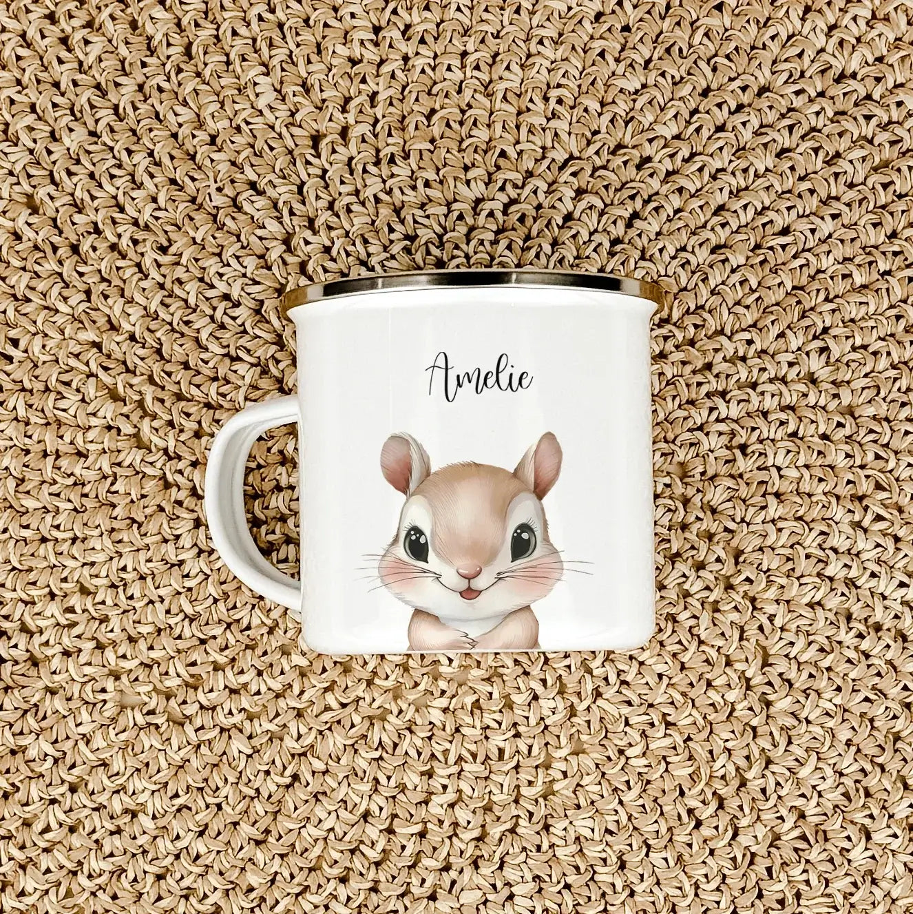 Emaille Tasse Eichhörnchen Portrait-famprints-Emaille Tasse-Entdecke die bezaubernde Emaille Tasse Eichhörnchen Portrait, die nicht nur durch ihr süßes Design begeistert, sondern auch eine persönliche Note in dein Leben bringt. Diese Emaille Tasse persona