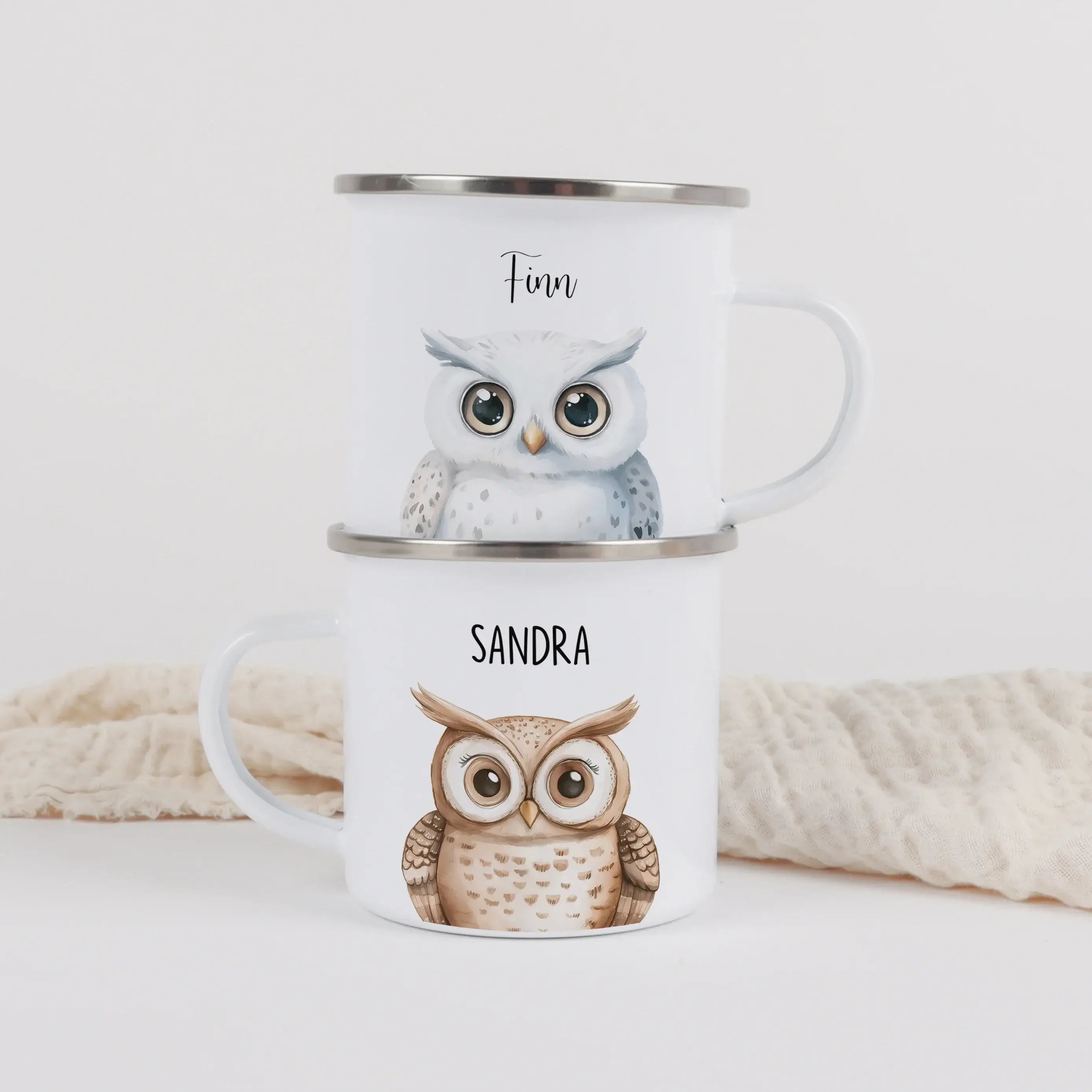 Emaille Tasse Eule Portrait-Emaille Tasse-famprints-Die Emaille Tasse Eule Portrait verbindet liebevolle Gestaltung mit einem persönlichen Motiv, das den Alltag kleiner Entdecker bereichert. Bei famprints entsteht aus einer kindgerechten Illustration ein