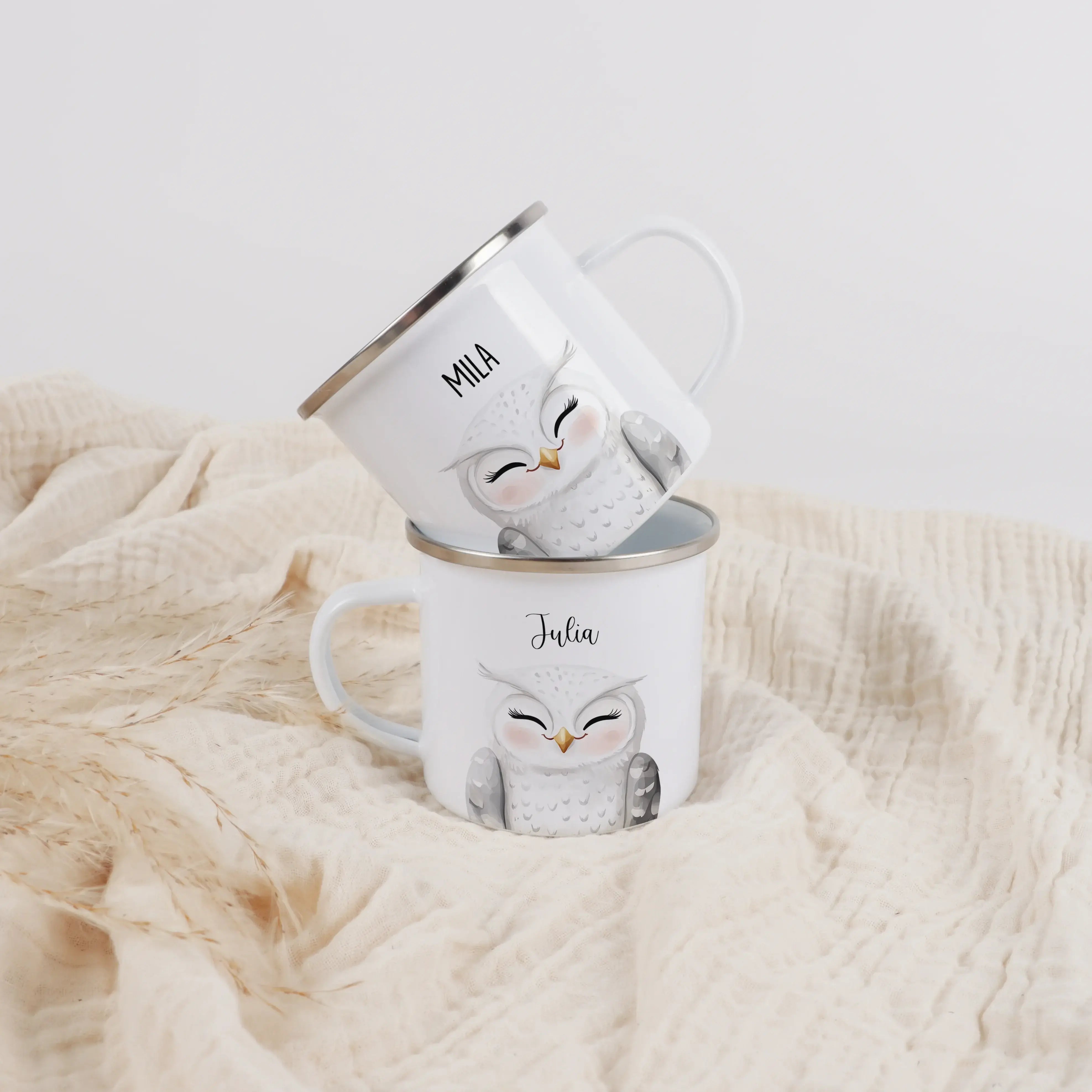 Emaille Tasse Eule Portrait-Emaille Tasse-famprints-Die Emaille Tasse Eule Portrait verbindet liebevolle Gestaltung mit einem persönlichen Motiv, das den Alltag kleiner Entdecker bereichert. Bei famprints entsteht aus einer kindgerechten Illustration ein