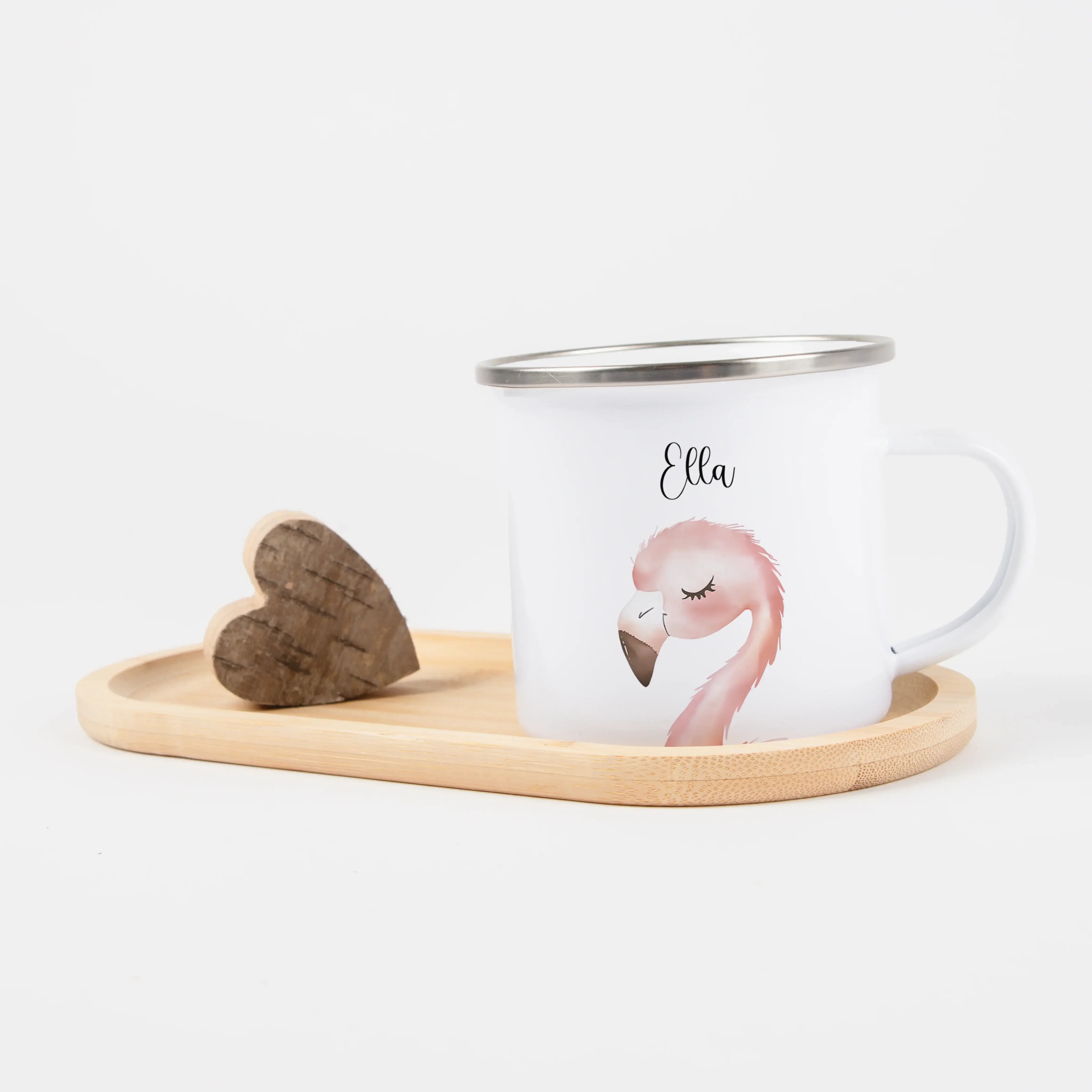 Emaille Tasse Flamingo Portrait-Emaille Tasse-famprints-Mit der Emaille Tasse Flamingo Portrait gestaltest du einen Becher, der Persönlichkeit zeigt und im Alltag Freude macht. Das liebevoll illustrierte Flamingo Motiv im Aquarell-Stil wird mit deinem Wun