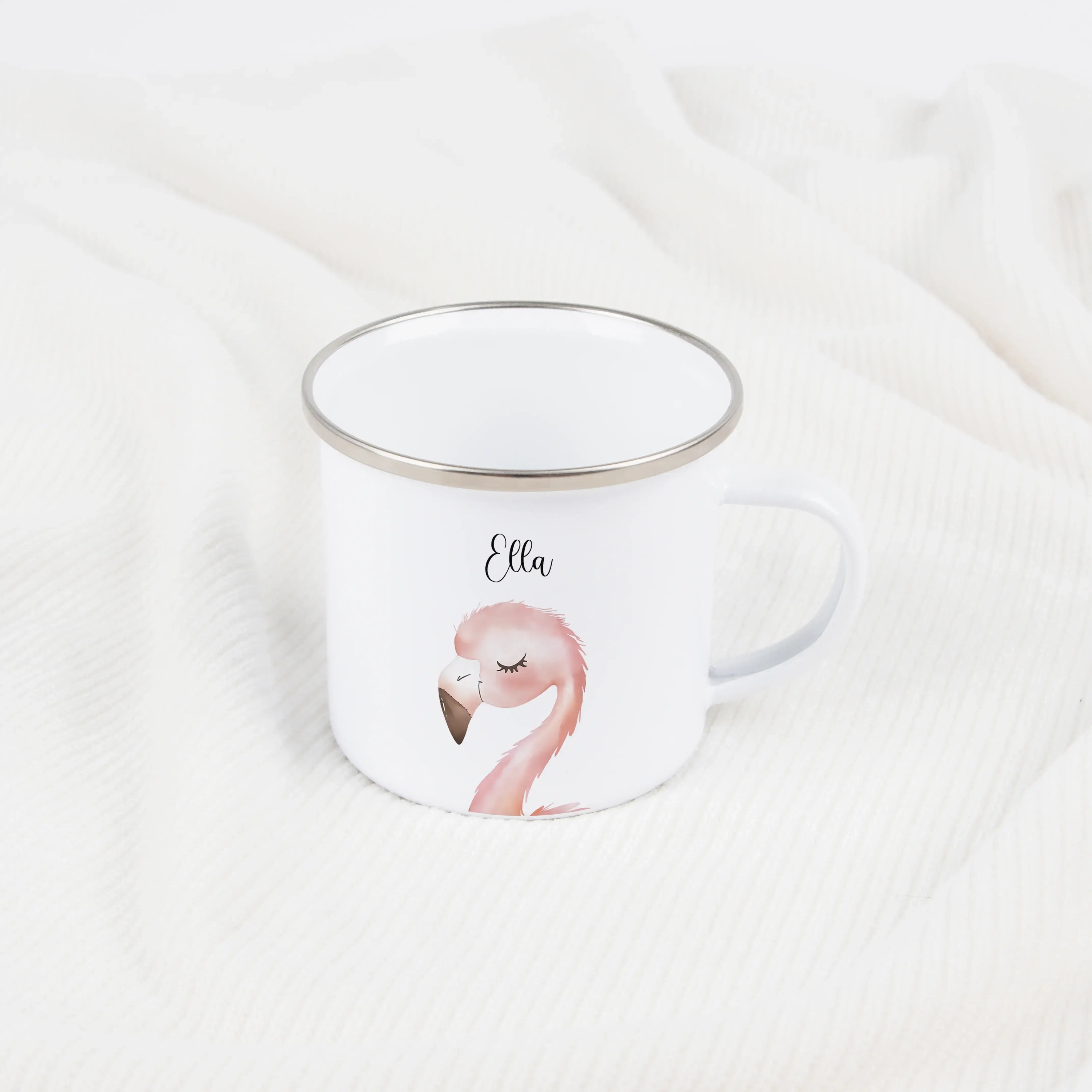 Emaille Tasse Flamingo Portrait-Emaille Tasse-famprints-Mit der Emaille Tasse Flamingo Portrait gestaltest du einen Becher, der Persönlichkeit zeigt und im Alltag Freude macht. Das liebevoll illustrierte Flamingo Motiv im Aquarell-Stil wird mit deinem Wun