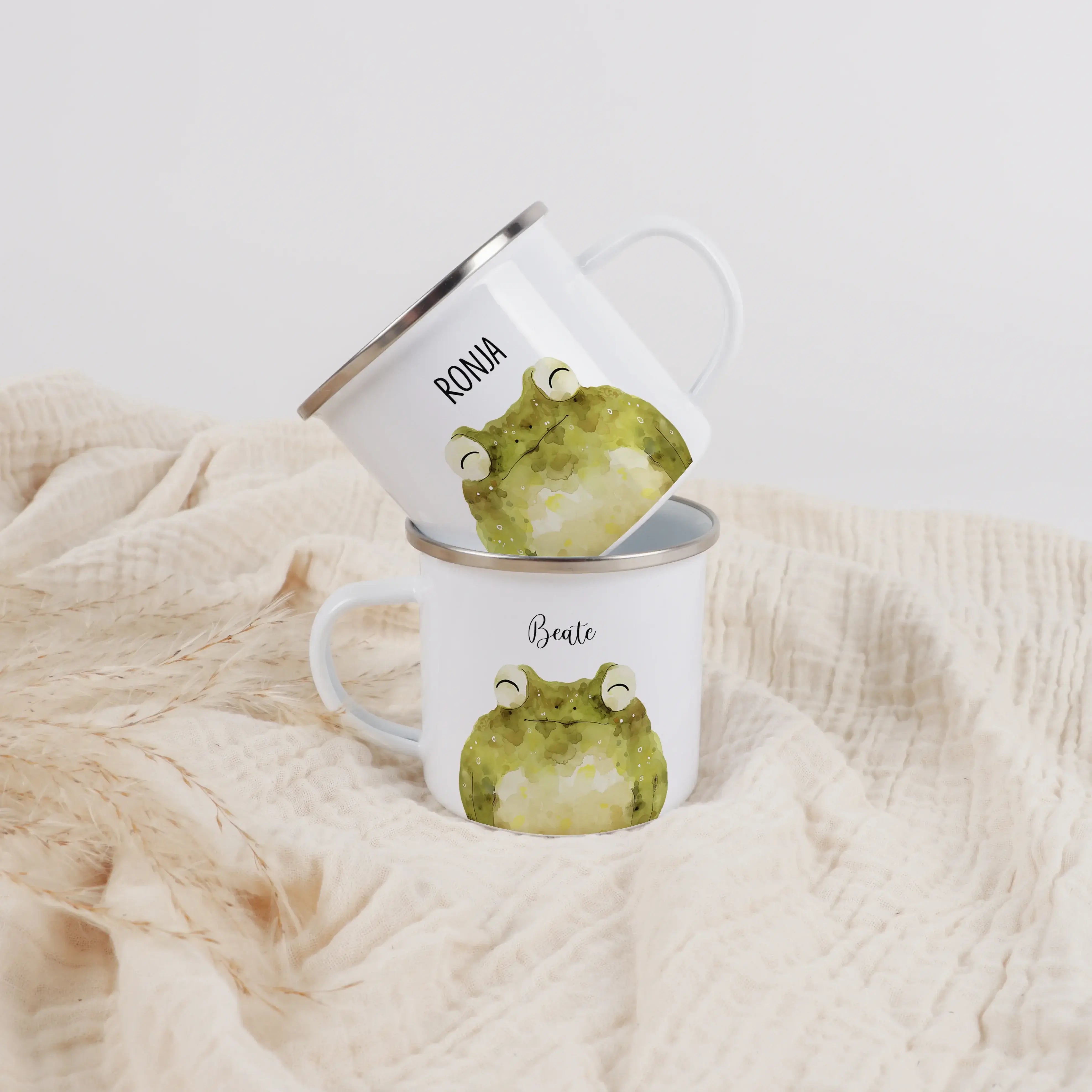 Emaille Tasse Frosch Portrait-Emaille Tasse-famprints-Die Emaille Tasse Frosch Portrait von famprints bringt dir ein kleines Stück Kreativität in den Alltag und verwandelt jedes Getränk in einen persönlichen Moment. Das liebevoll gestaltete Aquarellmotiv
