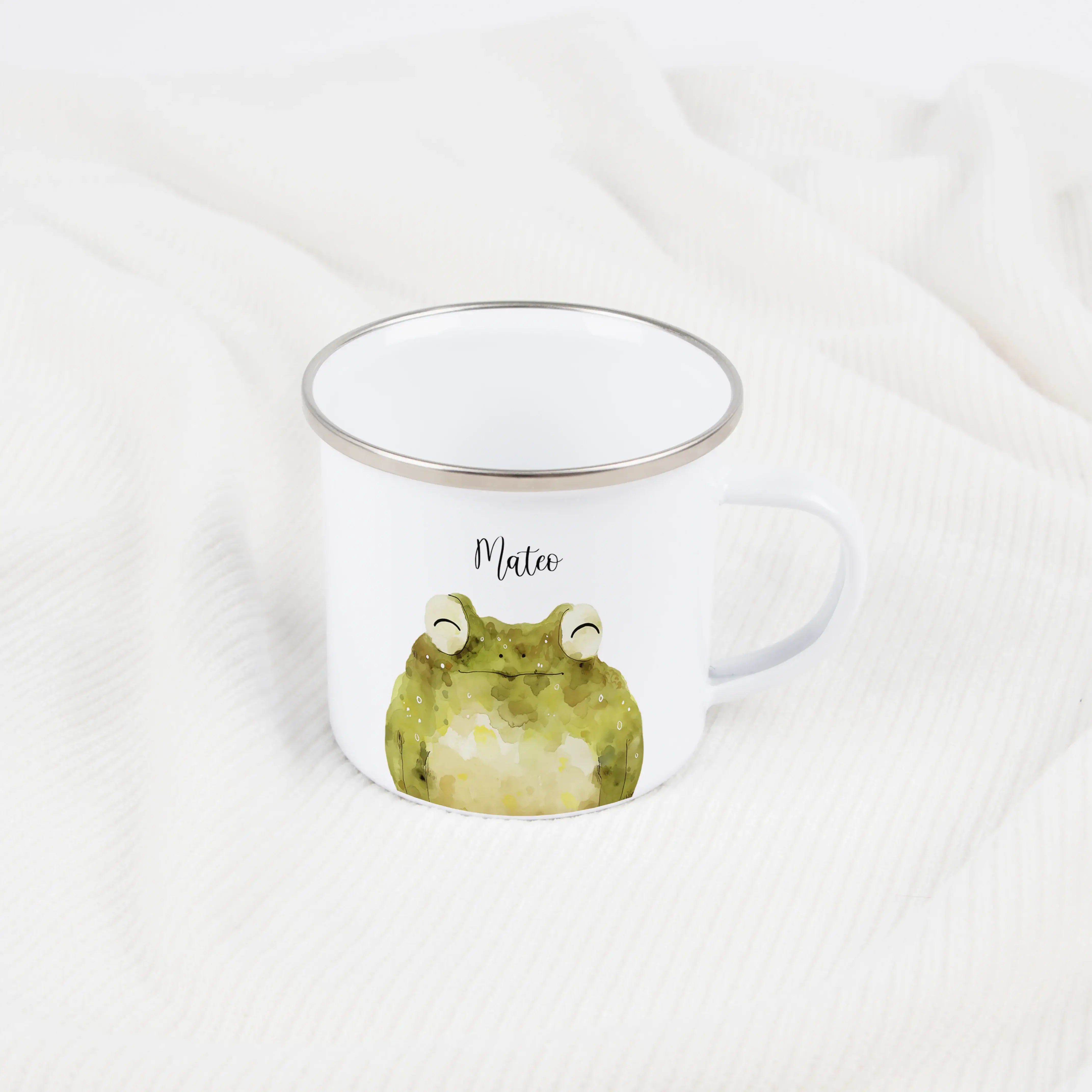 Emaille Tasse Frosch Portrait-Emaille Tasse-famprints-Die Emaille Tasse Frosch Portrait von famprints bringt dir ein kleines Stück Kreativität in den Alltag und verwandelt jedes Getränk in einen persönlichen Moment. Das liebevoll gestaltete Aquarellmotiv