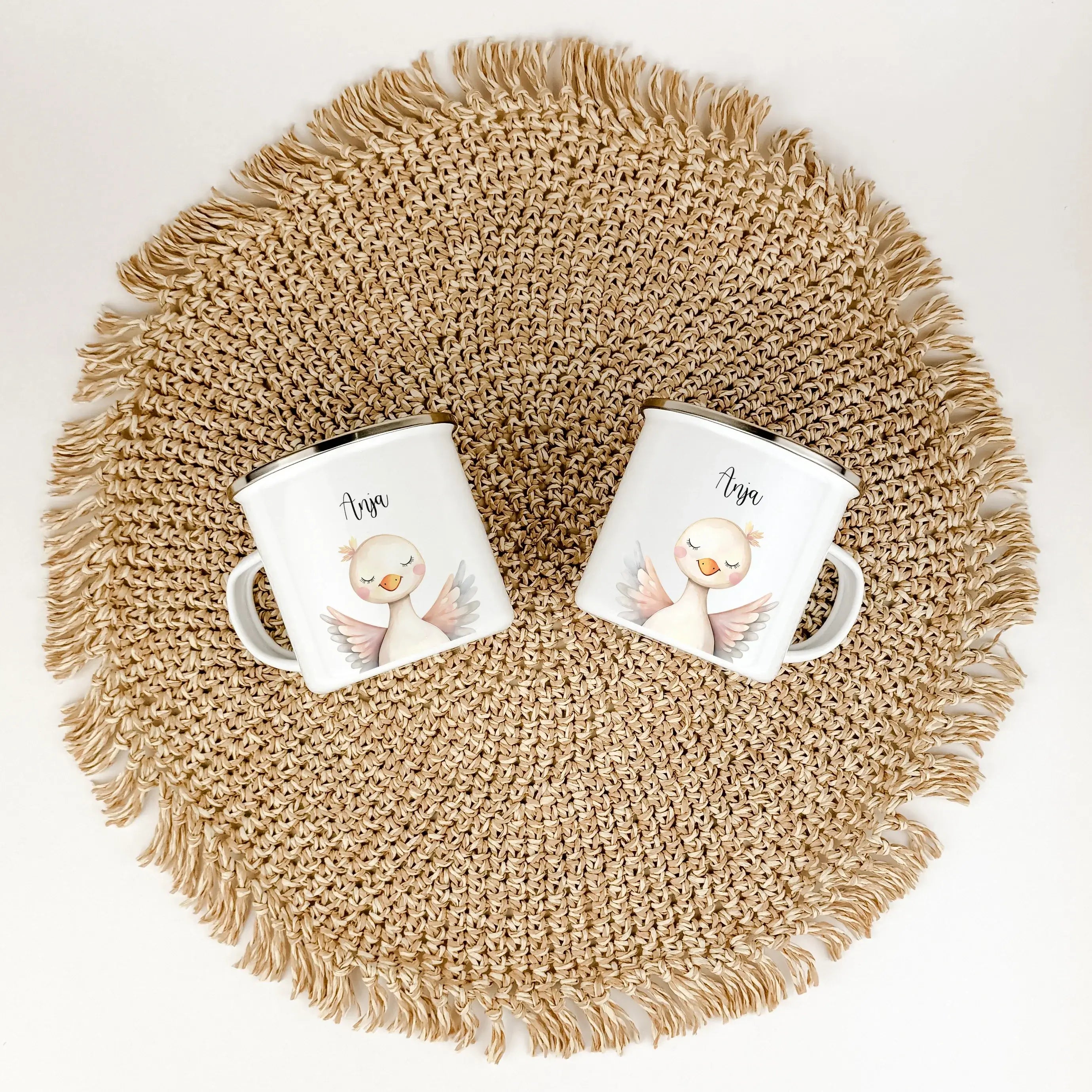 Emaille Tasse Ente Portrait-famprints-Emaille Tasse-Entdecke die wundervolle Emaille Tasse Ente Portrait – ein einzigartiges, personalisiertes Geschenk, das Herzen höher schlagen lässt! Diese individuell gestaltbare Emaille Tasse personalisiert bietet 300