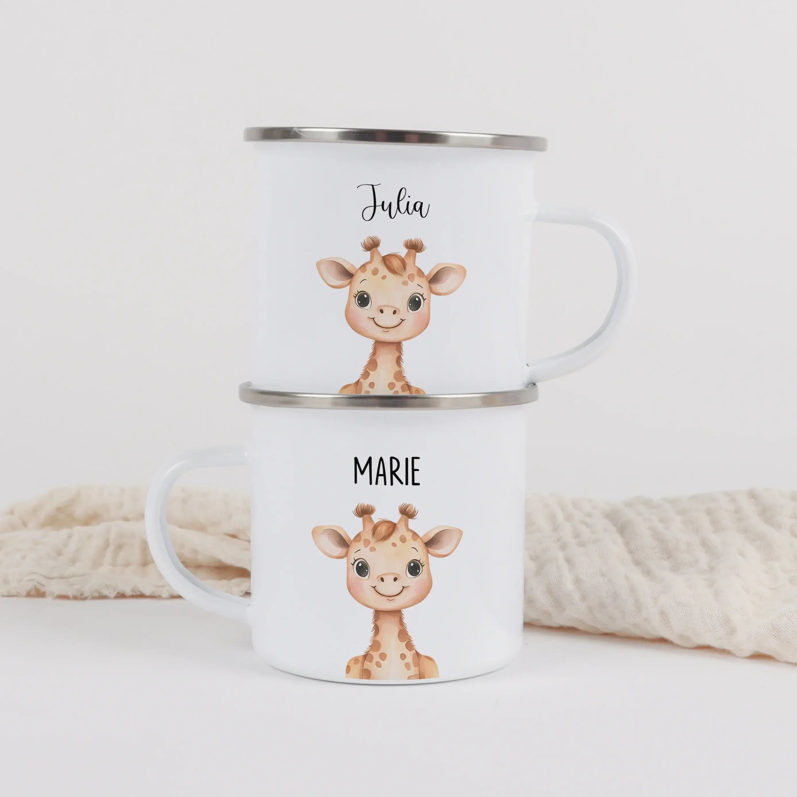 Emaille Tasse Giraffe Portrait-Emaille Tasse-famprints-Die Emaille Tasse Giraffe Portrait von famprints verwandelt jeden Morgen in einen kleinen Glücksmoment. Das liebevoll illustrierte Giraffenmotiv trifft auf einen leichten, angenehm zu haltenden Emaill
