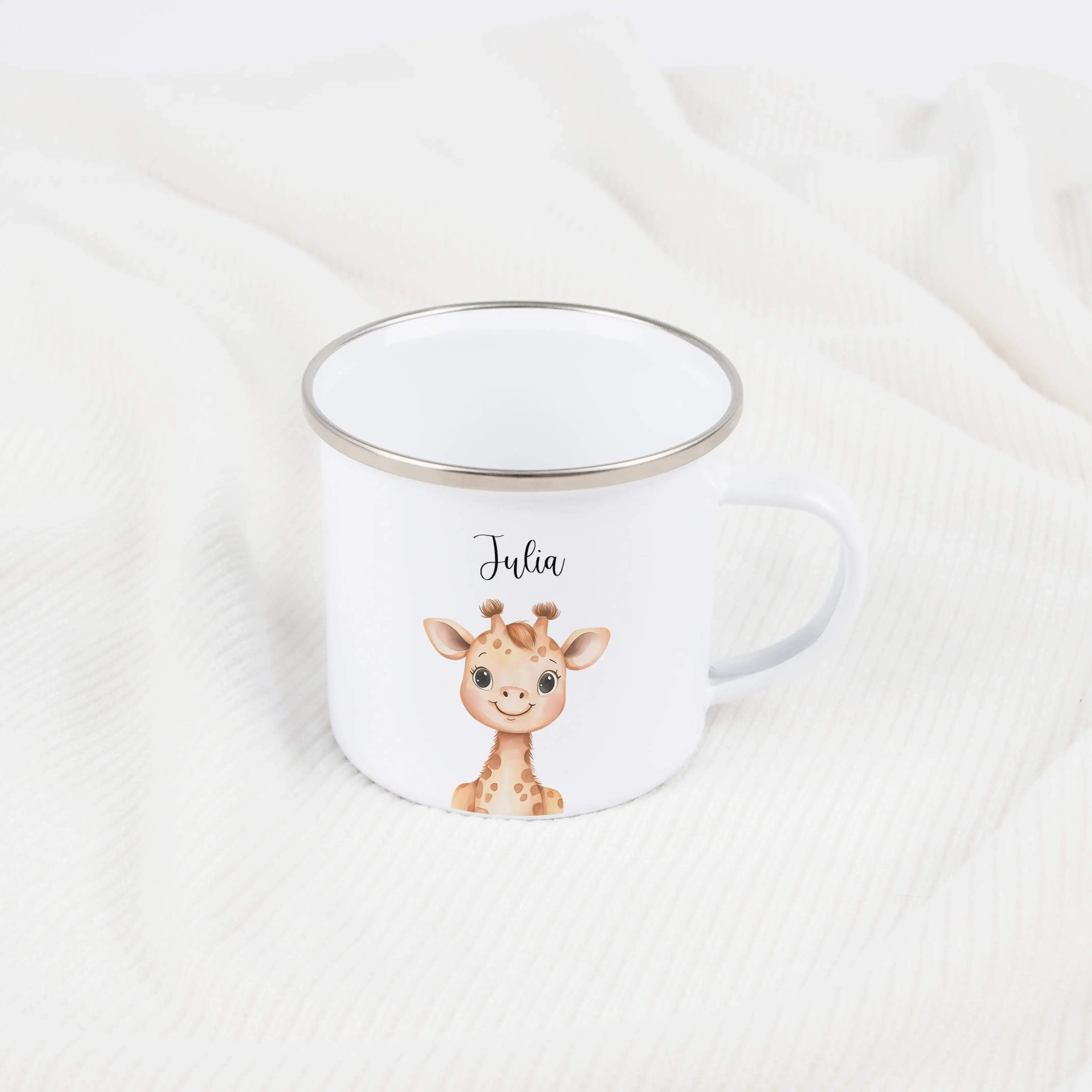 Emaille Tasse Giraffe Portrait-Emaille Tasse-famprints-Die Emaille Tasse Giraffe Portrait von famprints verwandelt jeden Morgen in einen kleinen Glücksmoment. Das liebevoll illustrierte Giraffenmotiv trifft auf einen leichten, angenehm zu haltenden Emaill