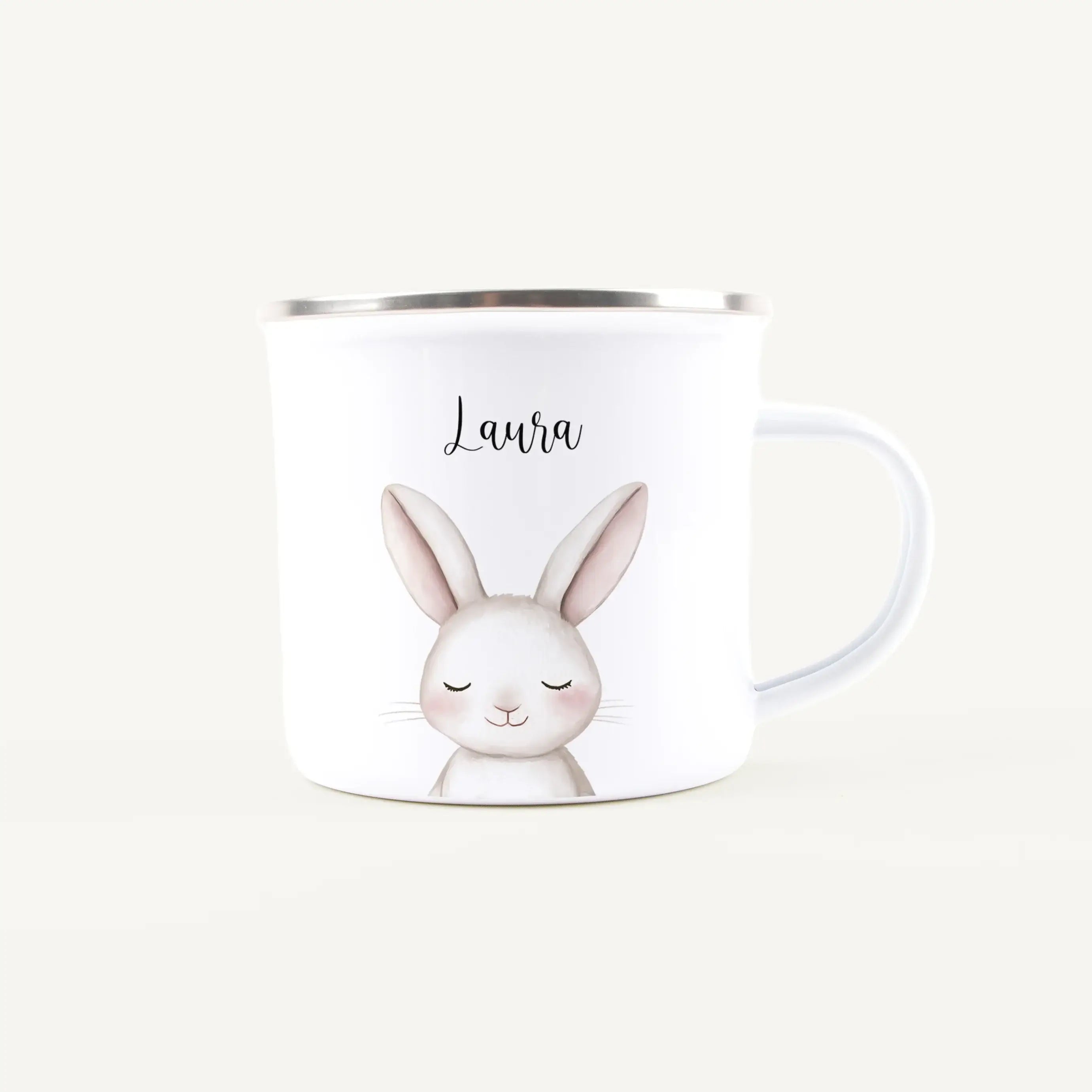 Emaille Tasse Hase Portrait-Emaille Tasse-famprints-Entdecke bei famprints die Emaille Tasse Hase Portrait – ein personalisierbarer Becher, der kleine Alltagsmomente in besondere Erinnerungen verwandelt. Das liebevoll illustrierte Hasenmotiv im Aquarellst