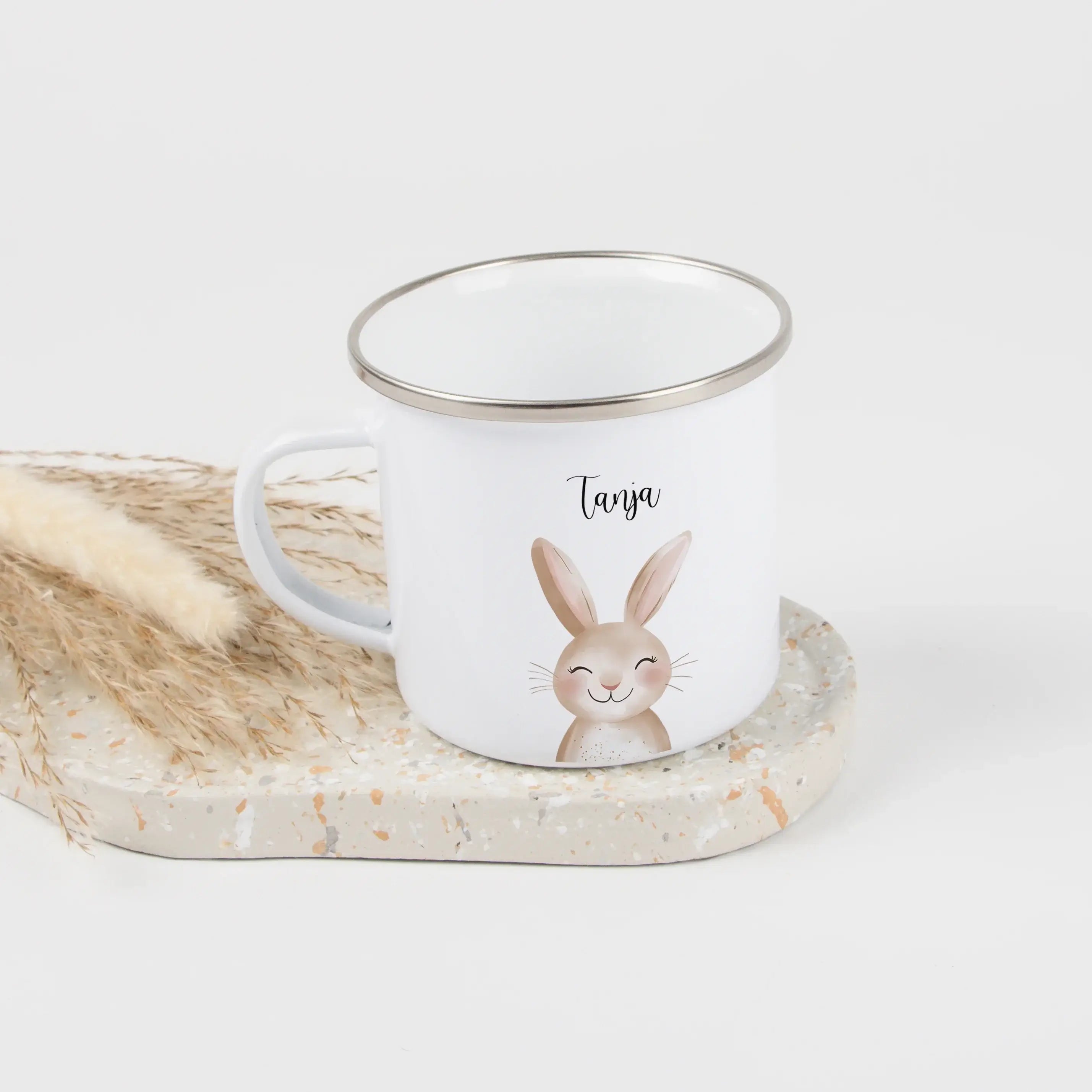 Emaille Tasse Hase Portrait-Emaille Tasse-famprints-Entdecke bei famprints die Emaille Tasse Hase Portrait – ein personalisierbarer Becher, der kleine Alltagsmomente in besondere Erinnerungen verwandelt. Das liebevoll illustrierte Hasenmotiv im Aquarellst