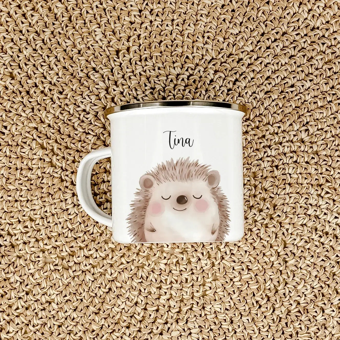 Emaille Tasse Igel Portrait-famprints-Emaille Tasse-Entdecke die charmante Emaille Tasse Igel Portrait – das ideale personalisierte Geschenk für Kinder! Ob zur Einschulung, Taufe oder zum Geburtstag, dieser bezaubernde Emaille Becher bringt Freude in den